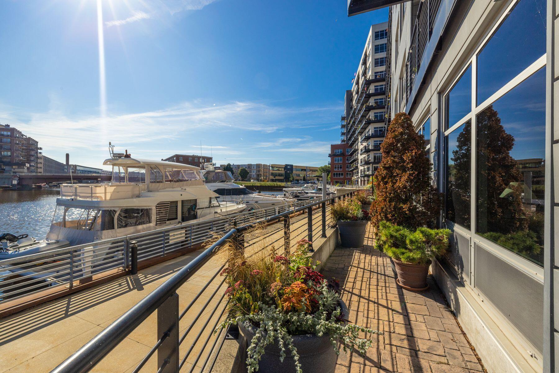 106 W Seeboth St 118