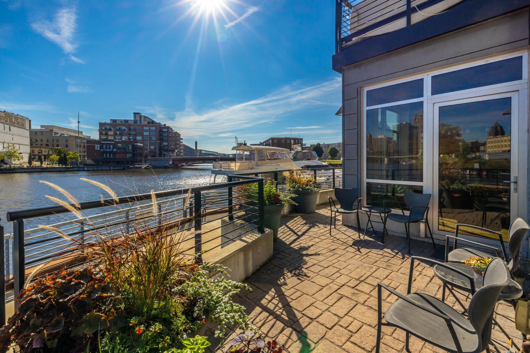 106 W Seeboth St 118