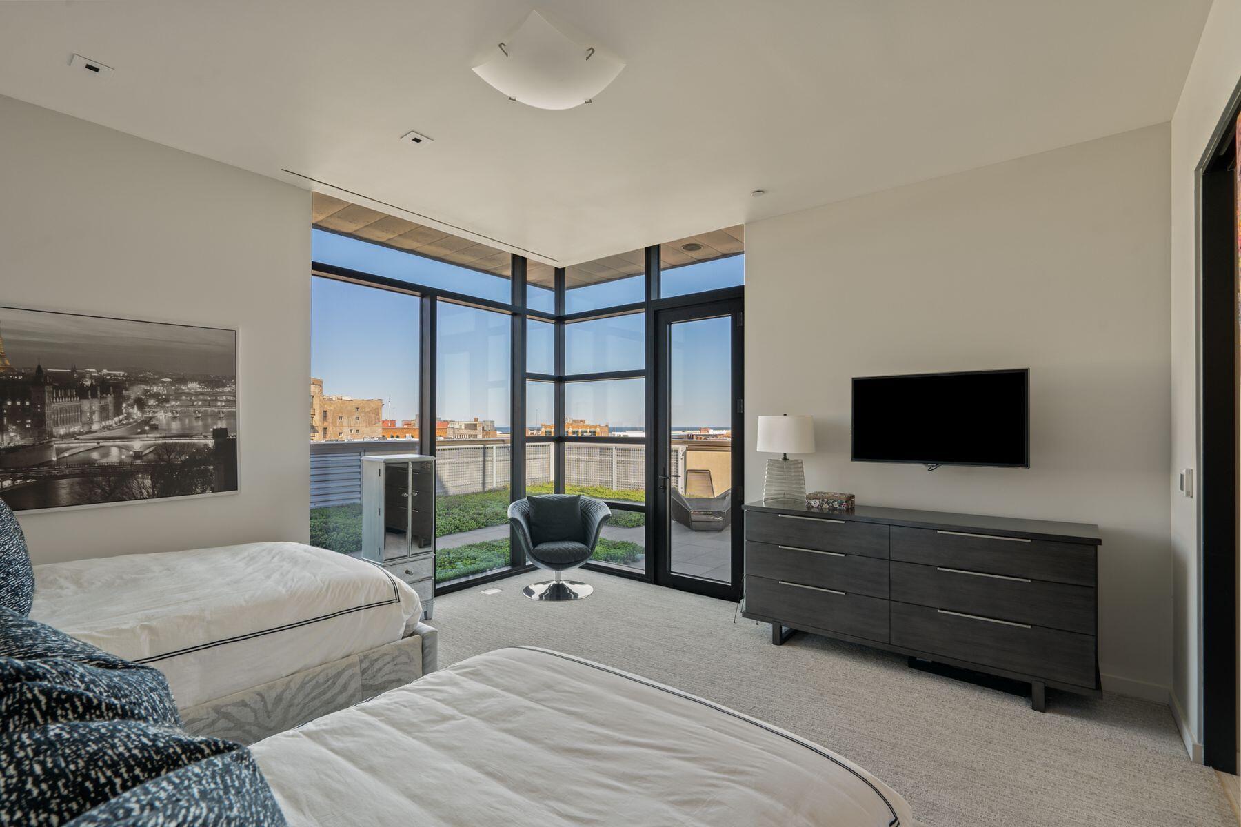 102 N Water St 802