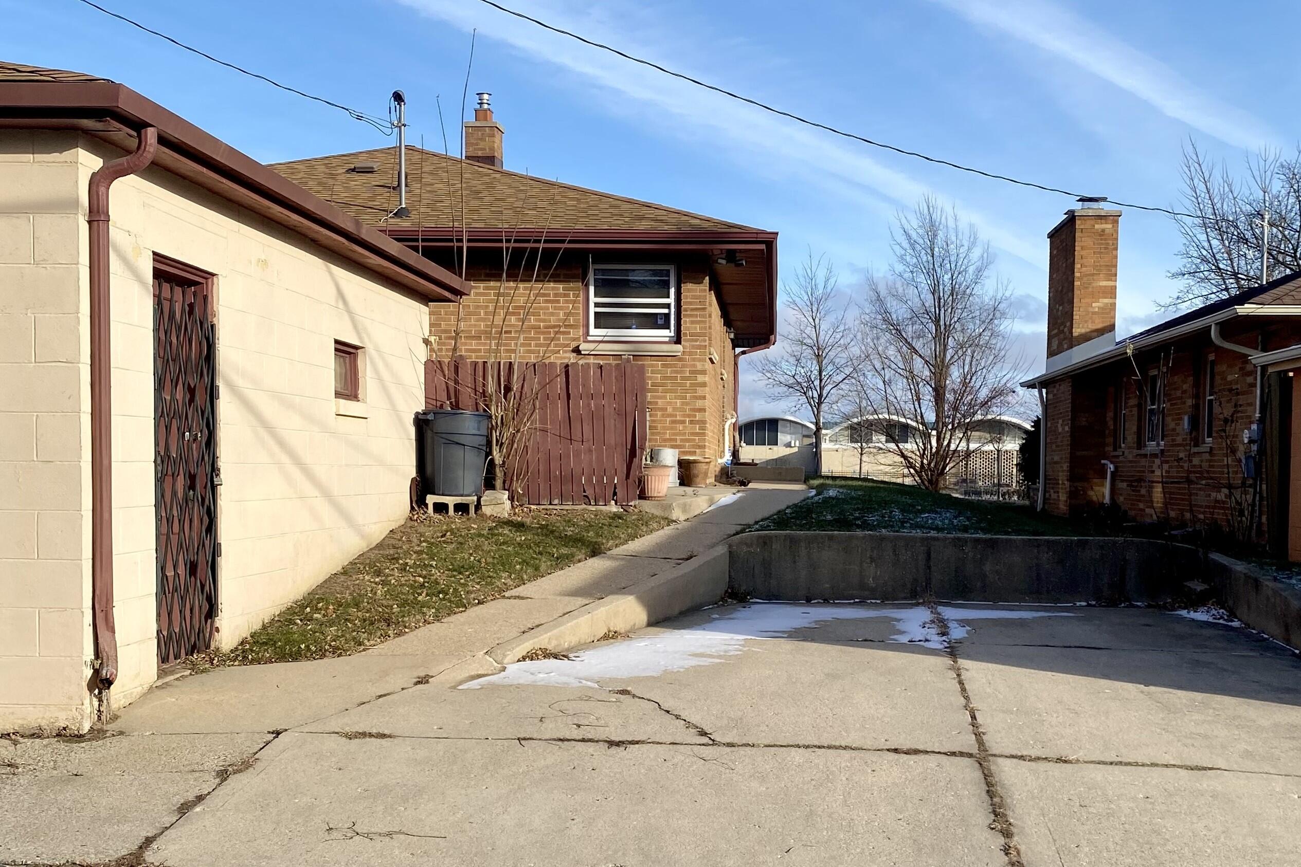 5467 N Green Bay Ave
