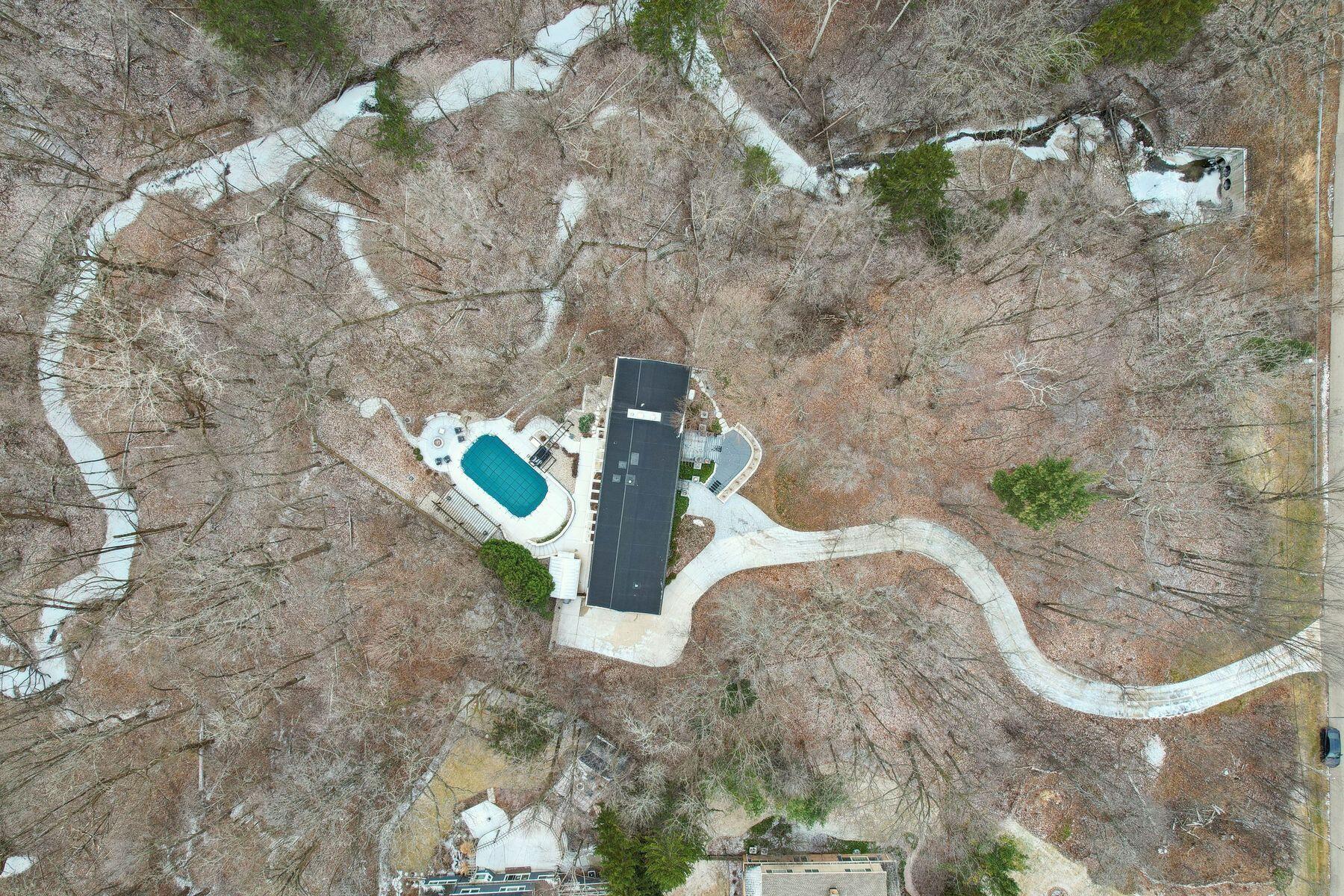 855 W County Line Rd