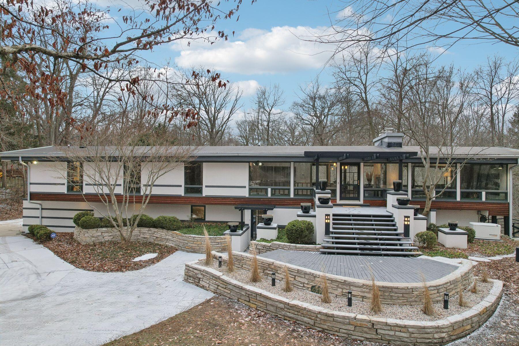 855 W County Line Rd