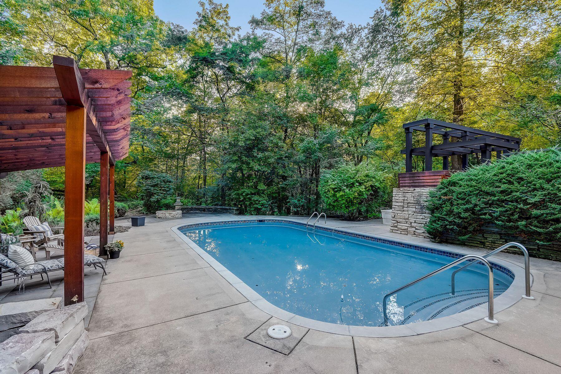 855 W County Line Rd
