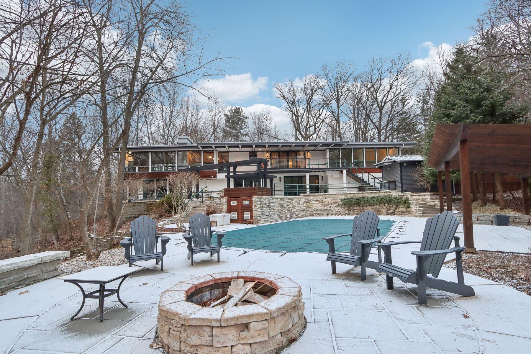 855 W County Line Rd