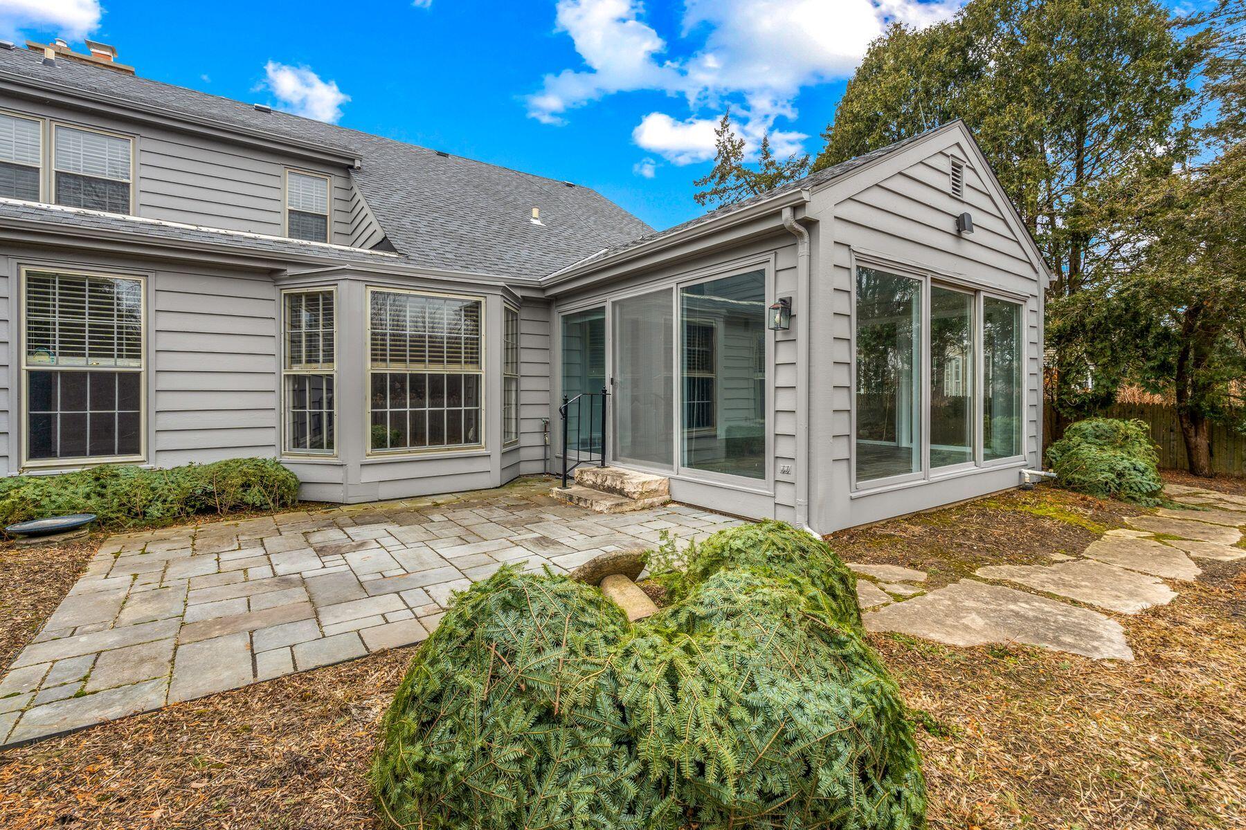 938 W Shaker Cir
