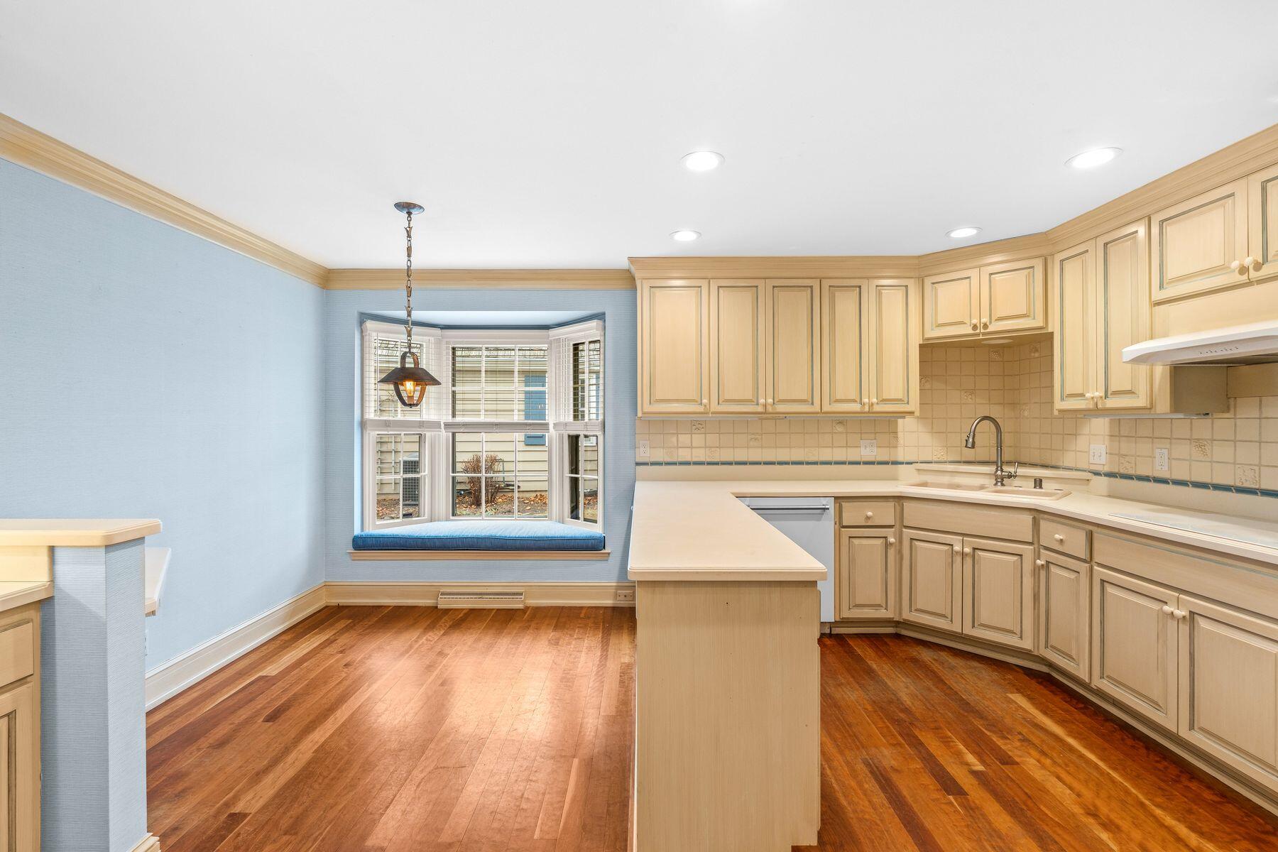 938 W Shaker Cir