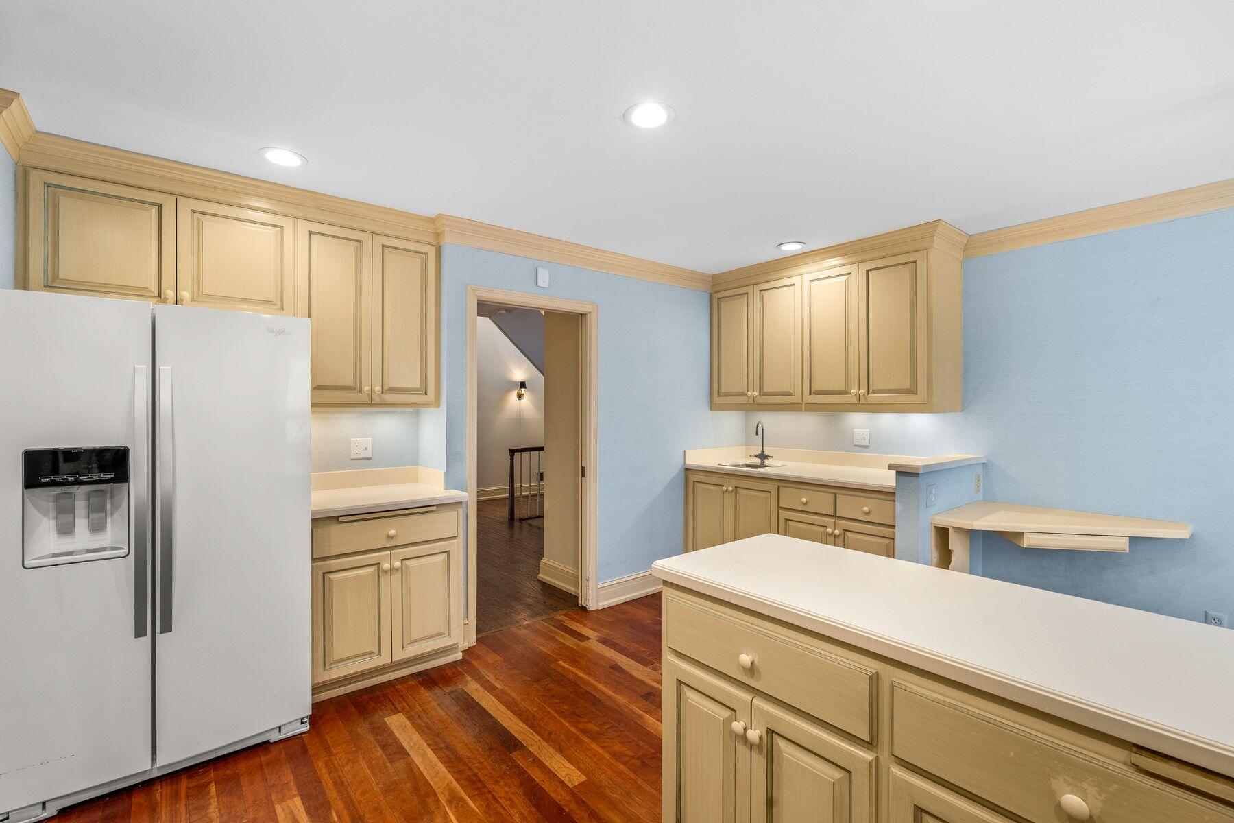 938 W Shaker Cir