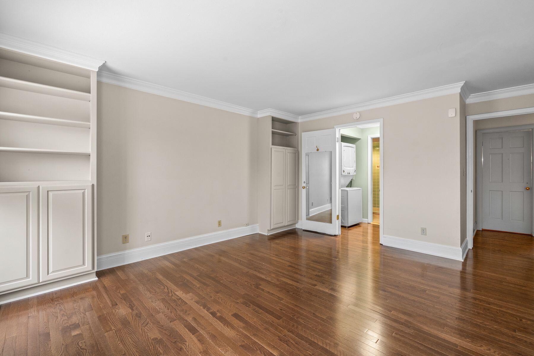 938 W Shaker Cir