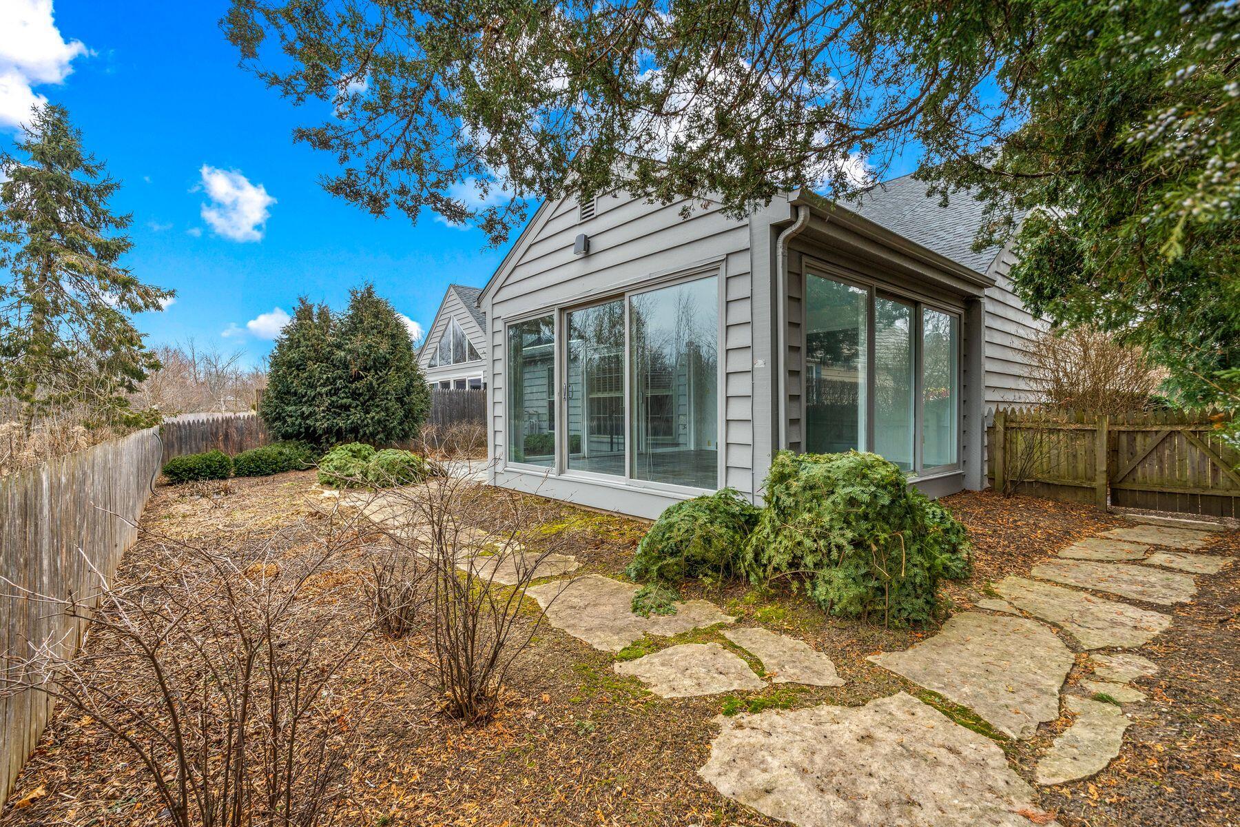 938 W Shaker Cir
