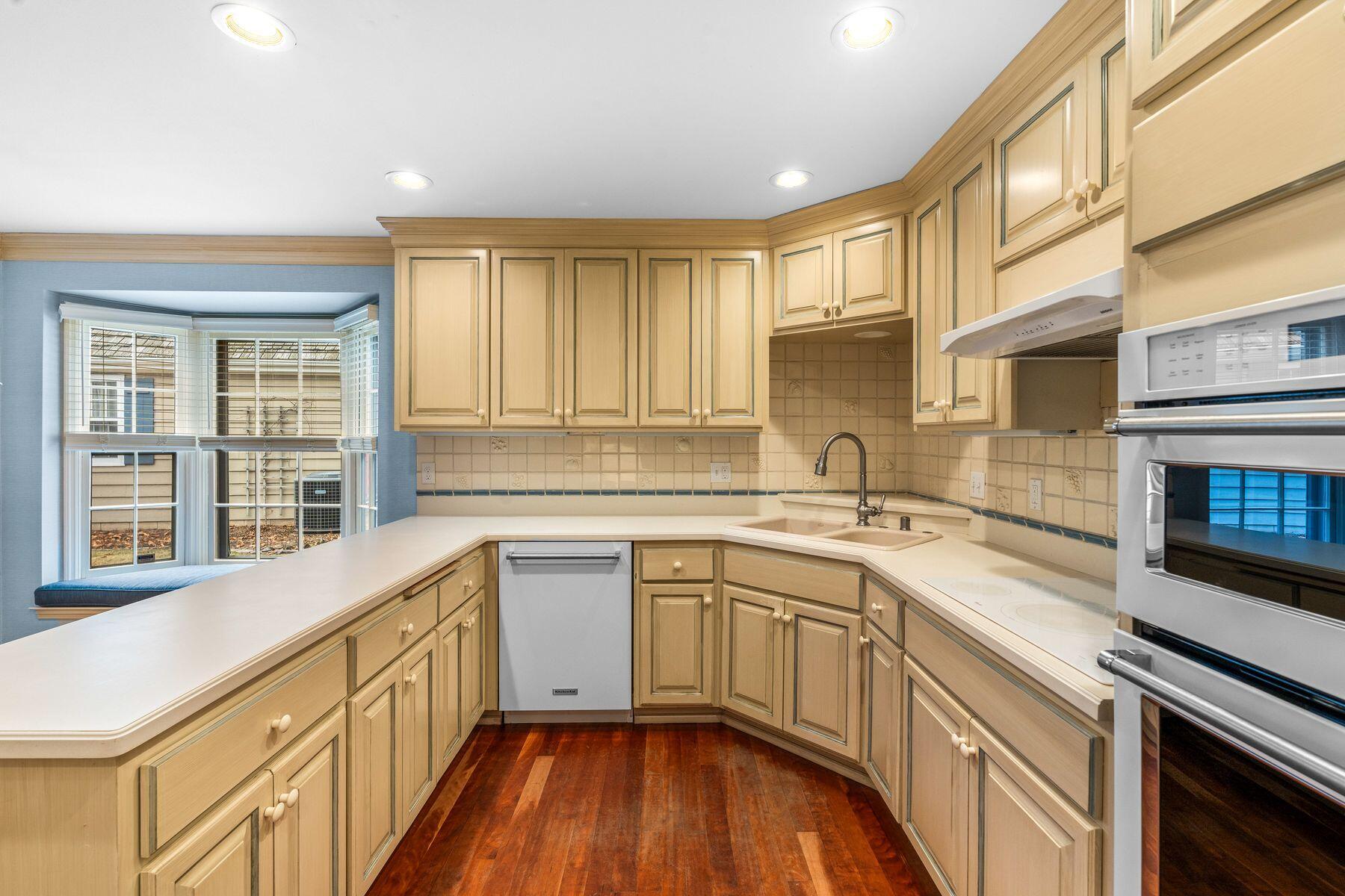 938 W Shaker Cir