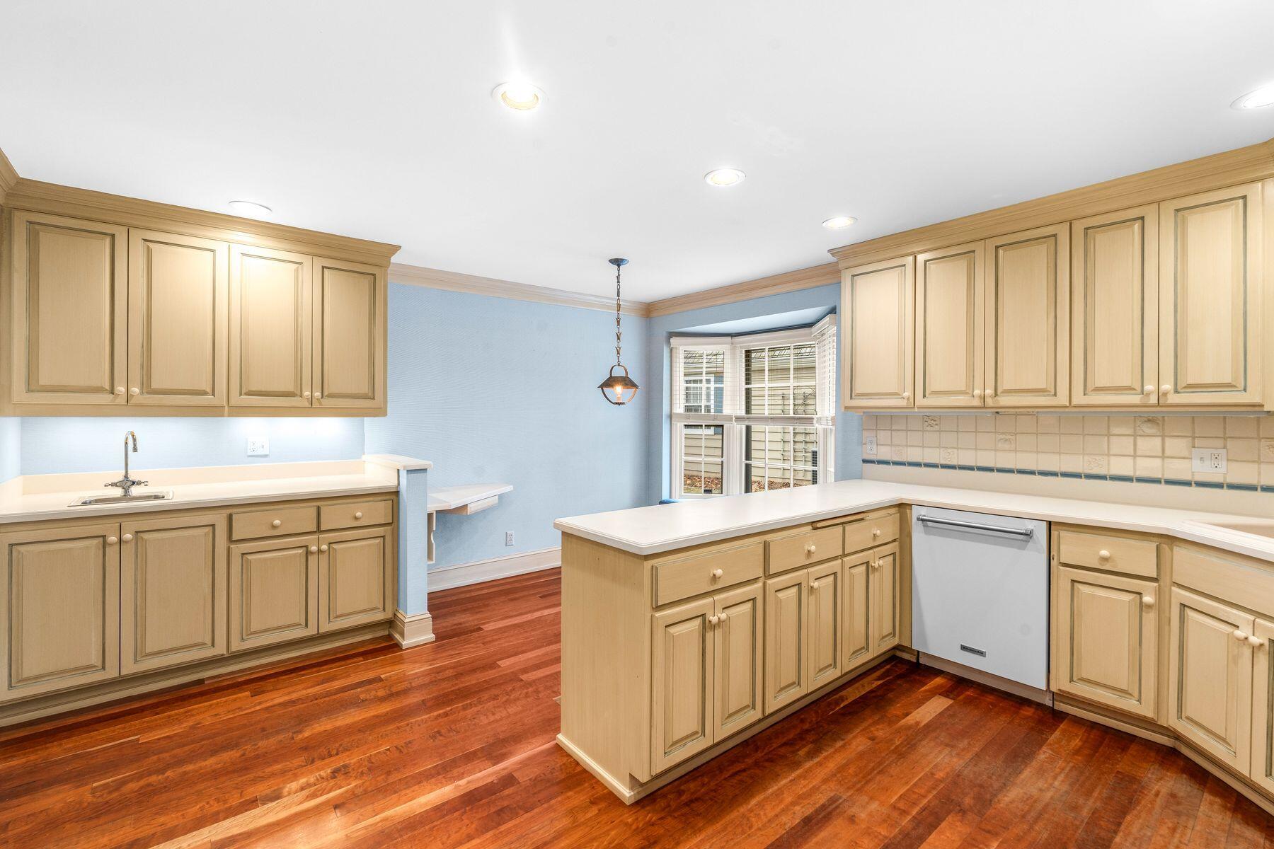 938 W Shaker Cir