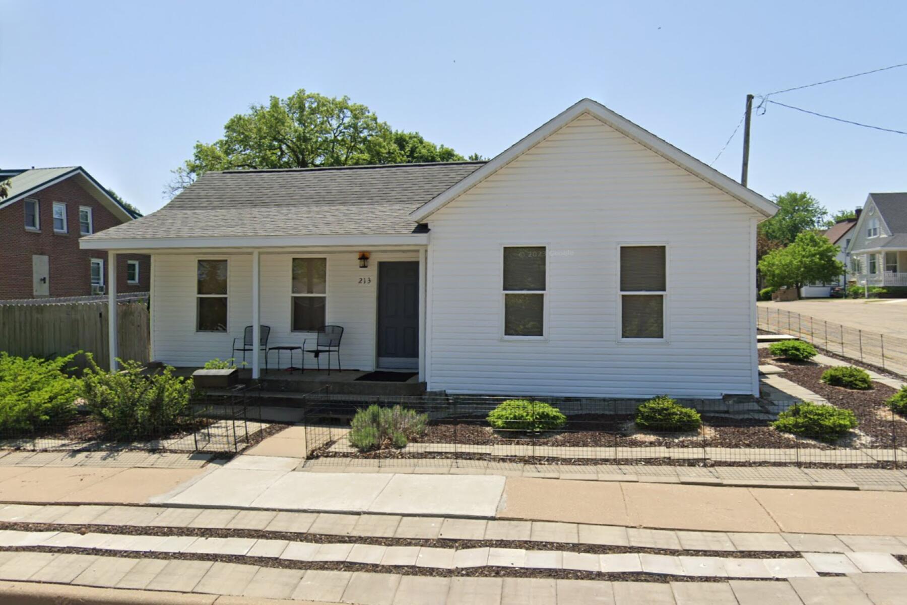 213 E Walnut St