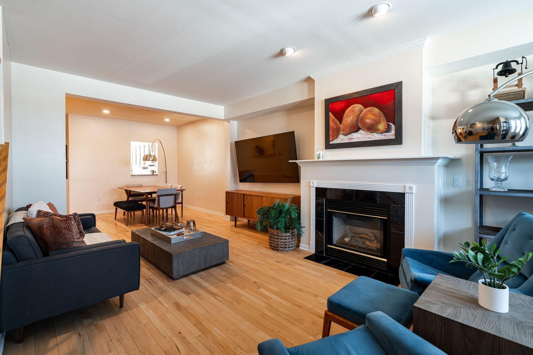 1607 E Park Pl