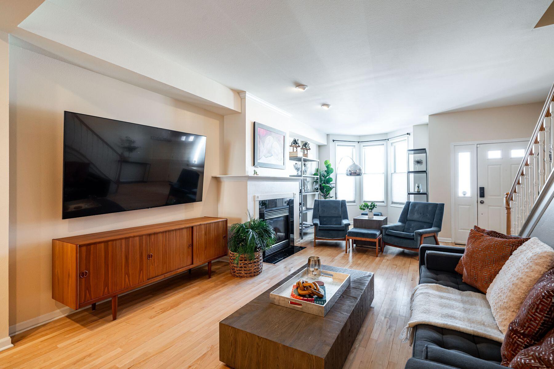 1607 E Park Pl