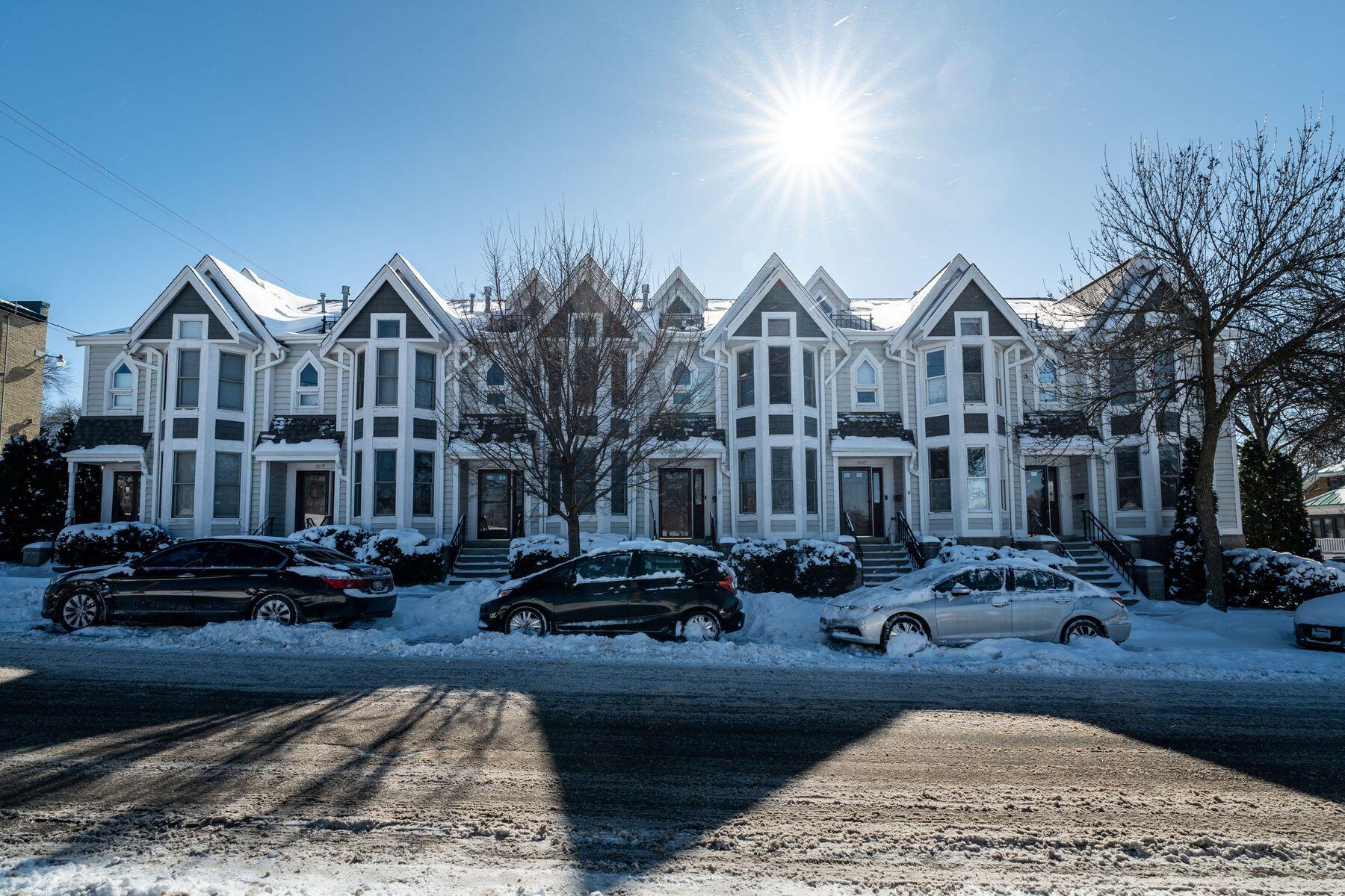 1607 E Park Pl