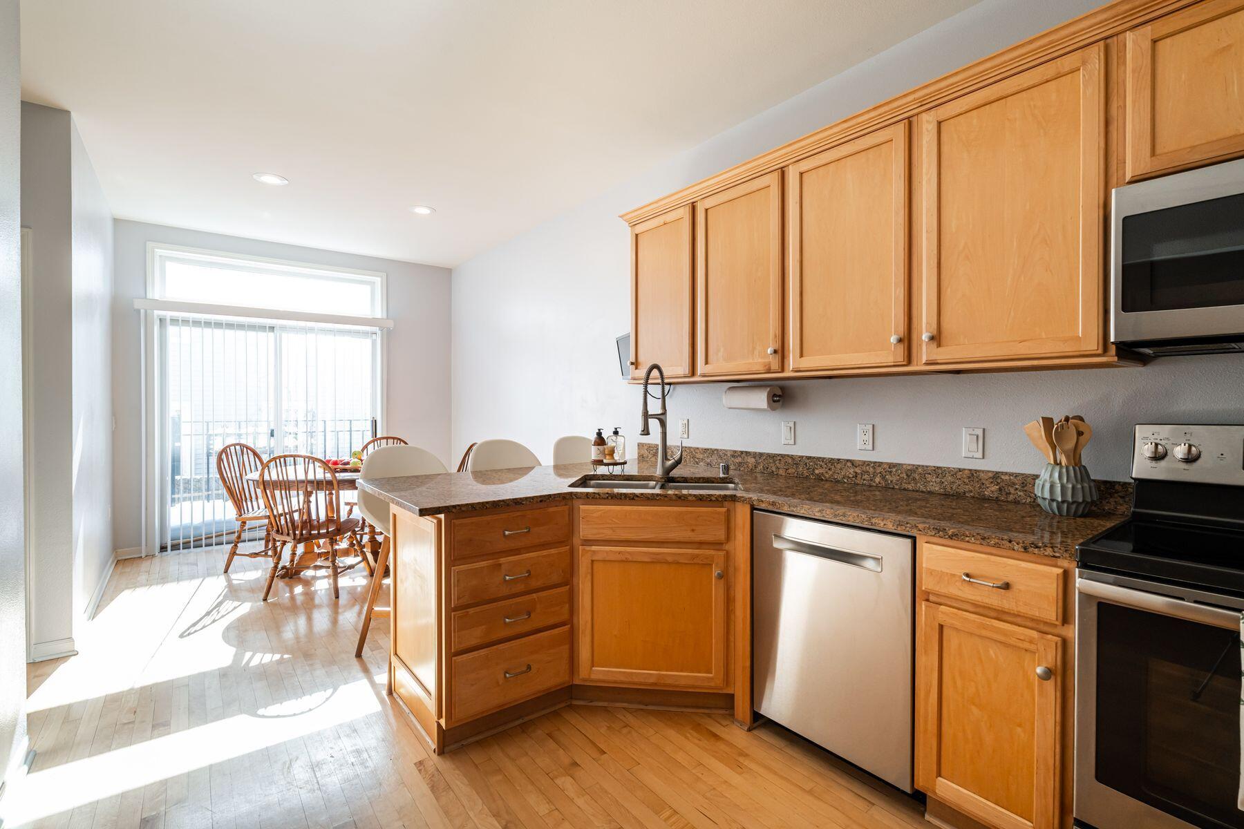 1607 E Park Pl