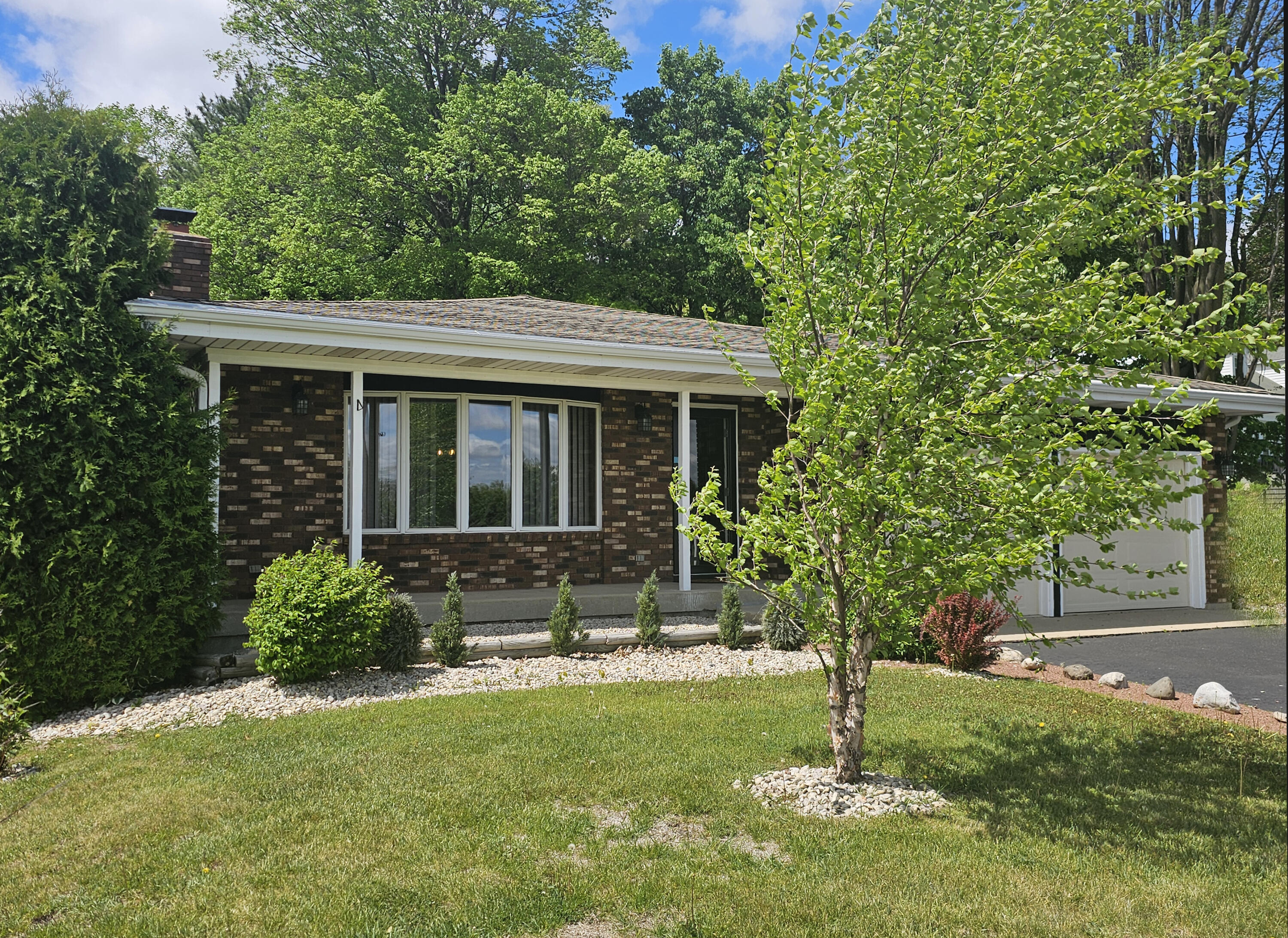1090 Shabbona Dr