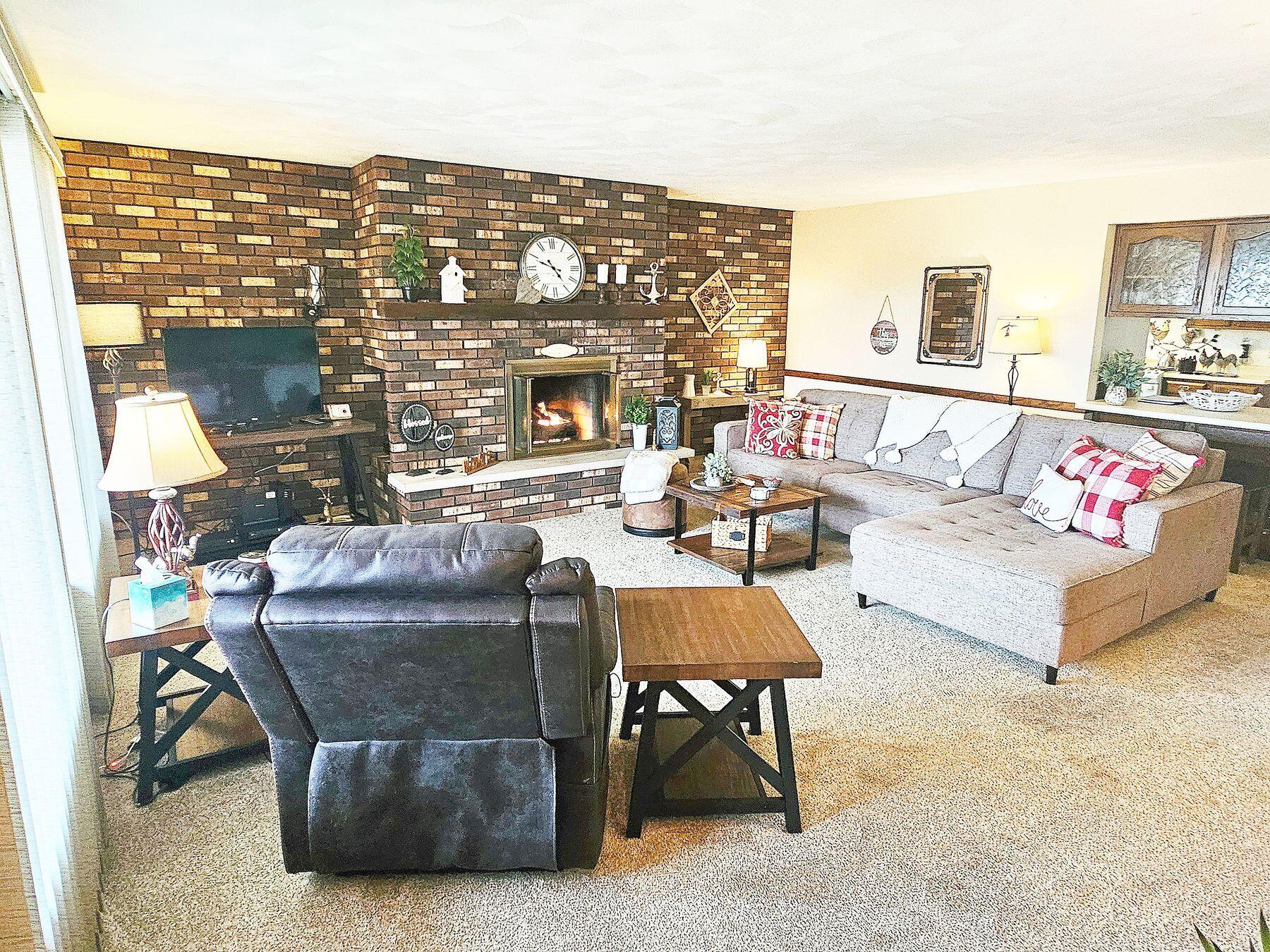 1090 Shabbona Dr