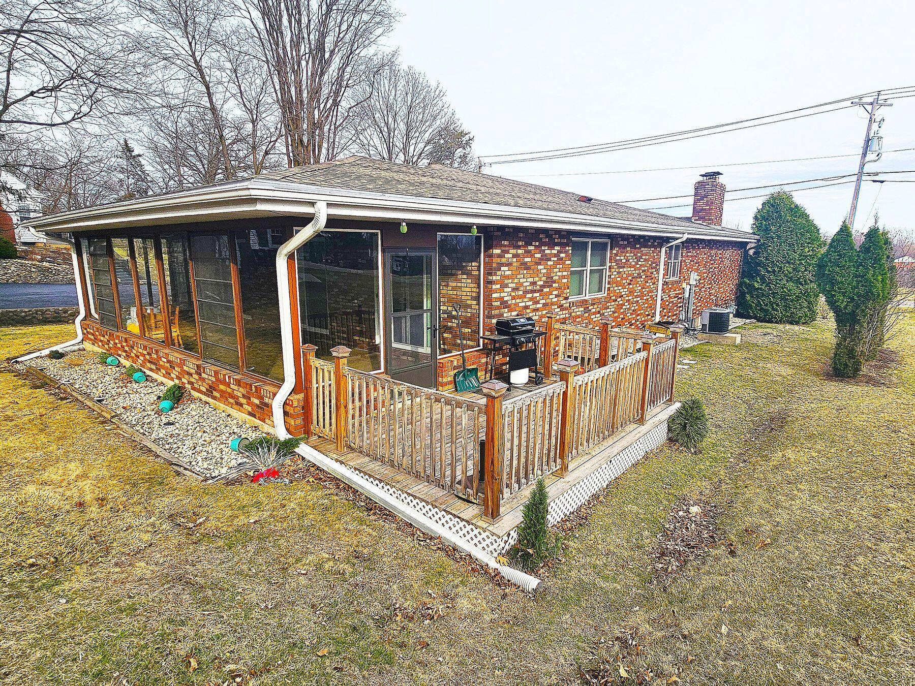 1090 Shabbona Dr
