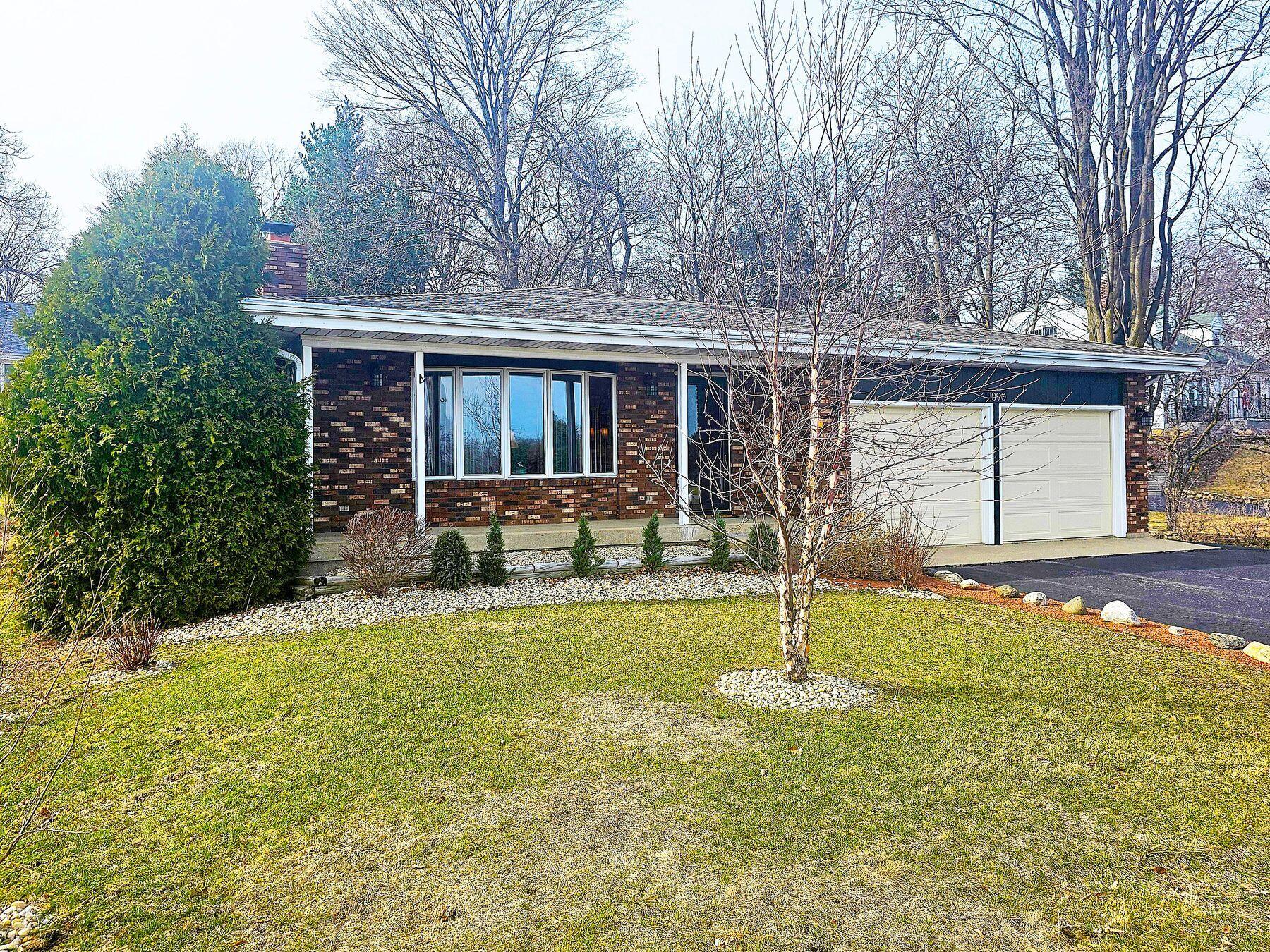 1090 Shabbona Dr
