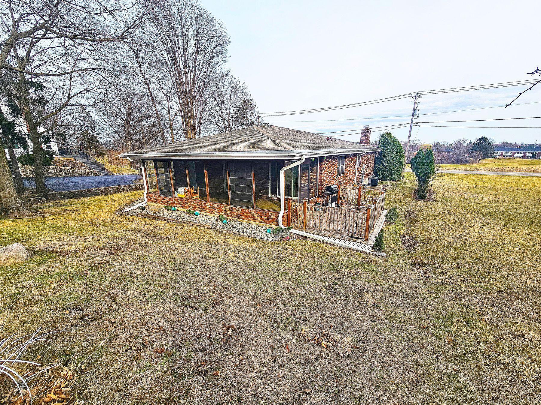 1090 Shabbona Dr