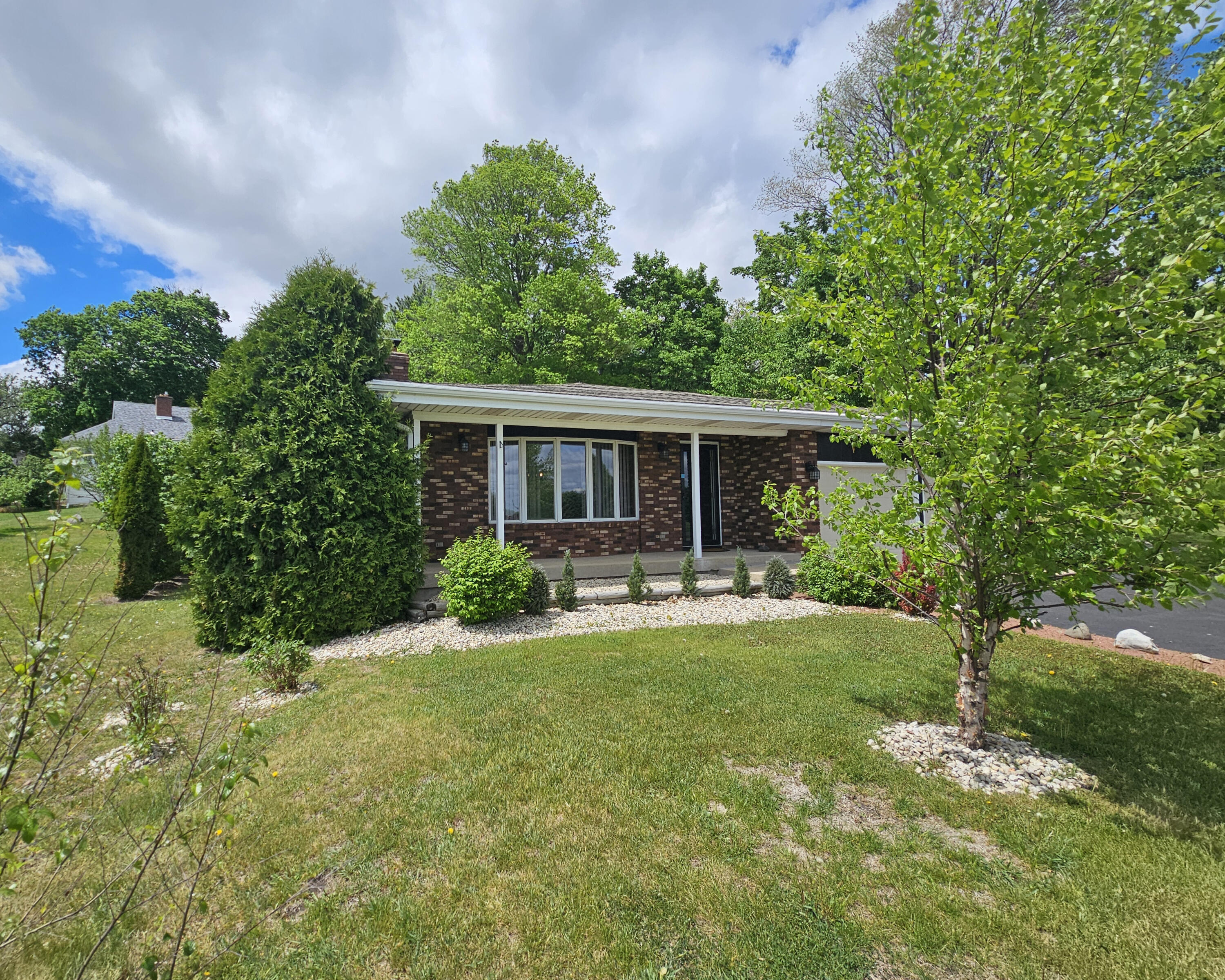 1090 Shabbona Dr
