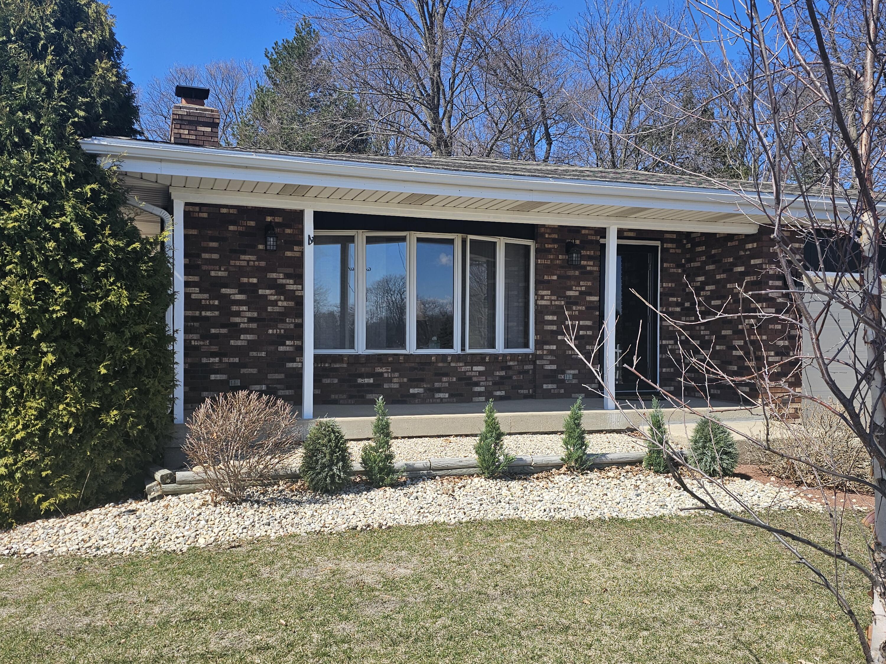 1090 Shabbona Dr