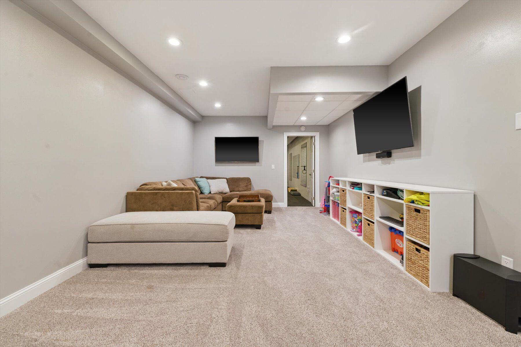 1121 Dana Ln
