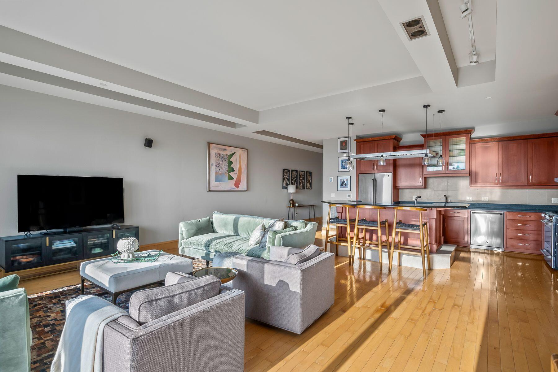 1313 N Franklin Pl