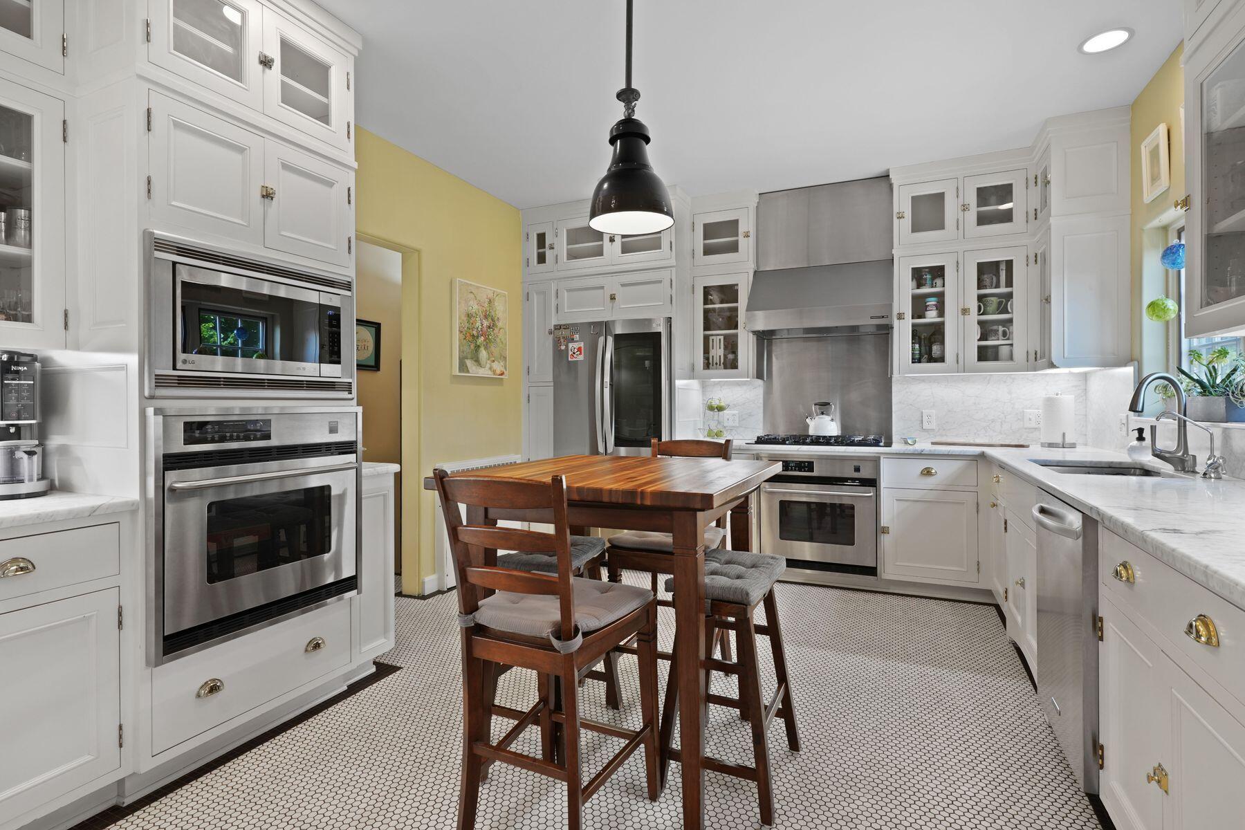 312 N Vincennes Cir