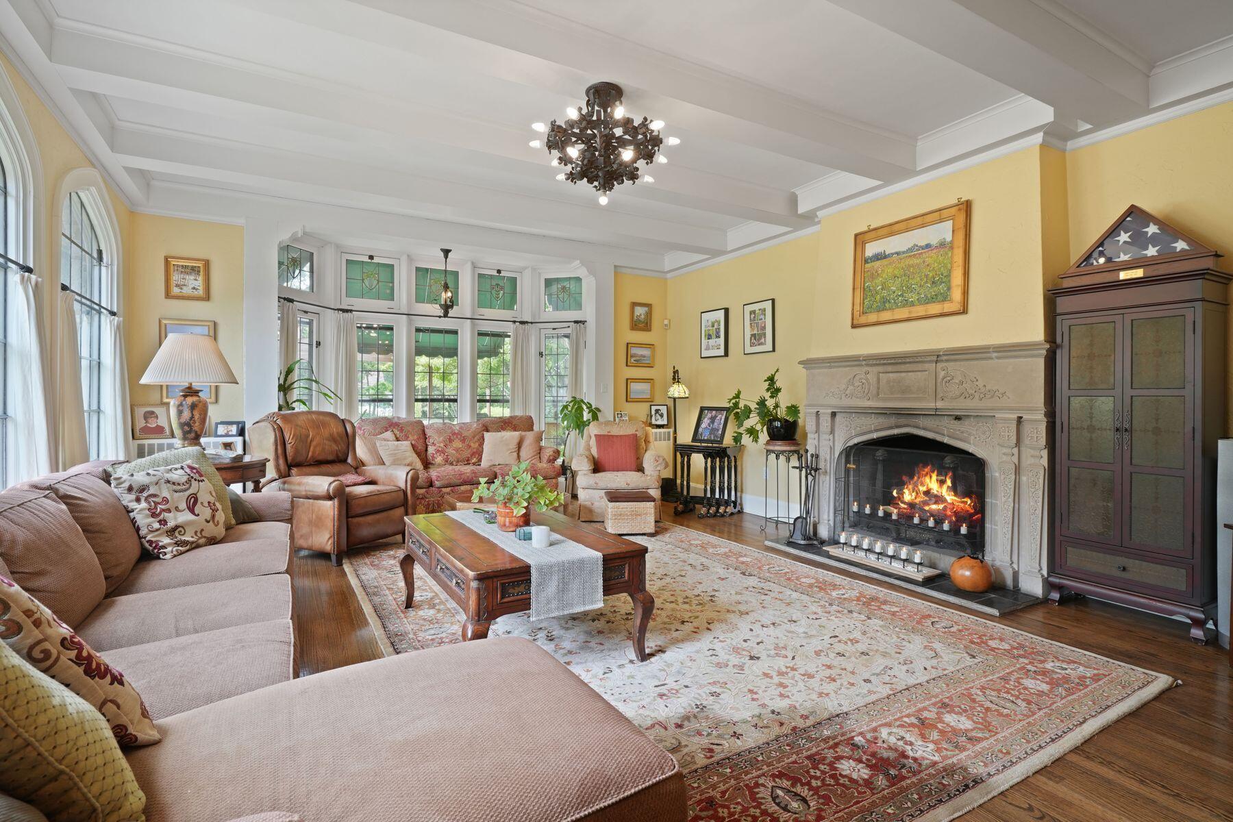 312 N Vincennes Cir