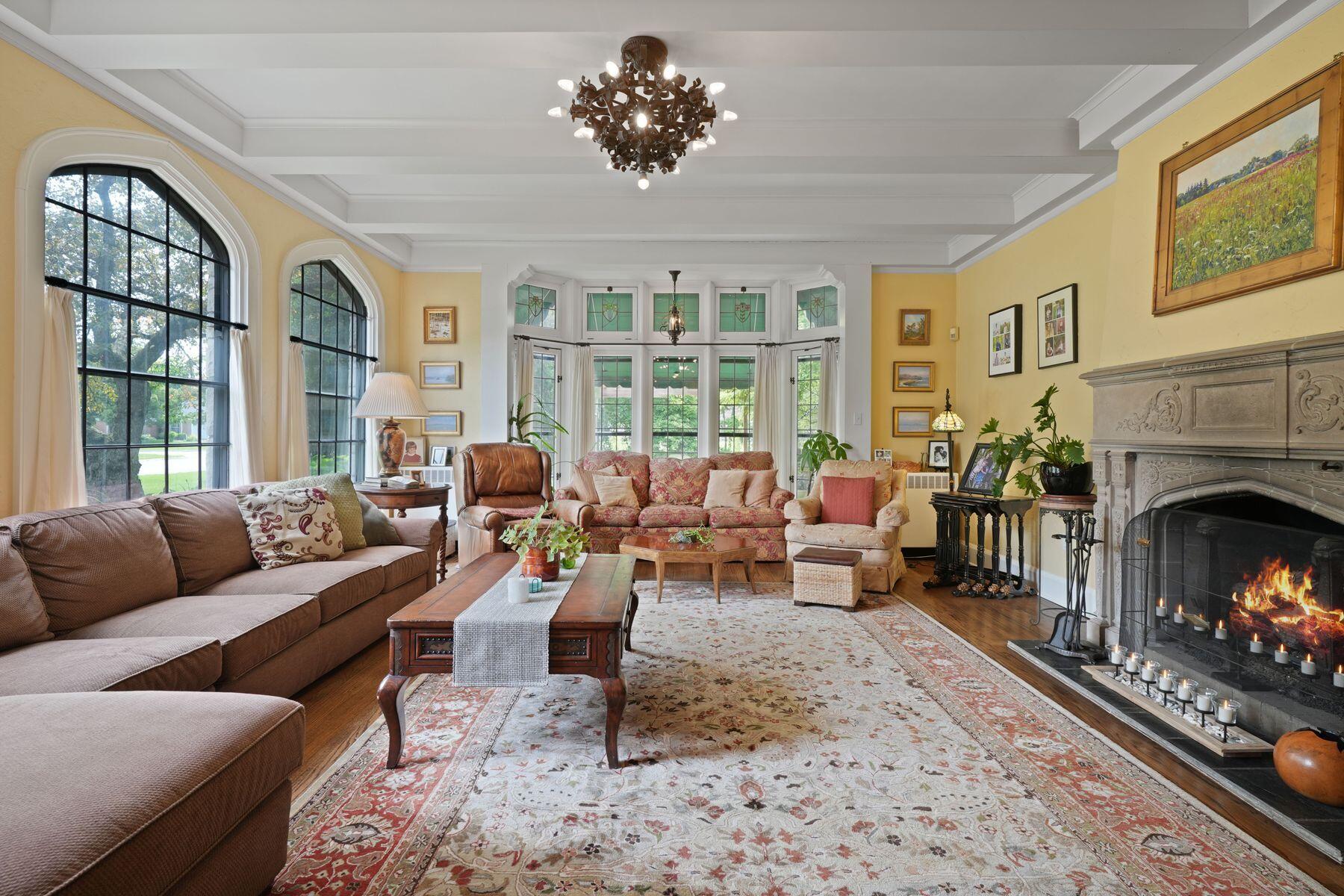 312 N Vincennes Cir