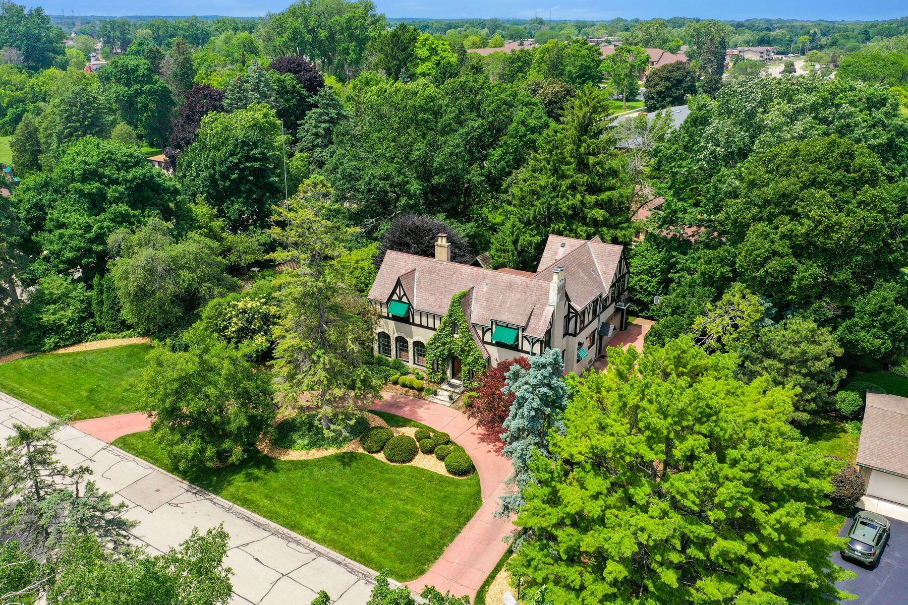 312 N Vincennes Cir