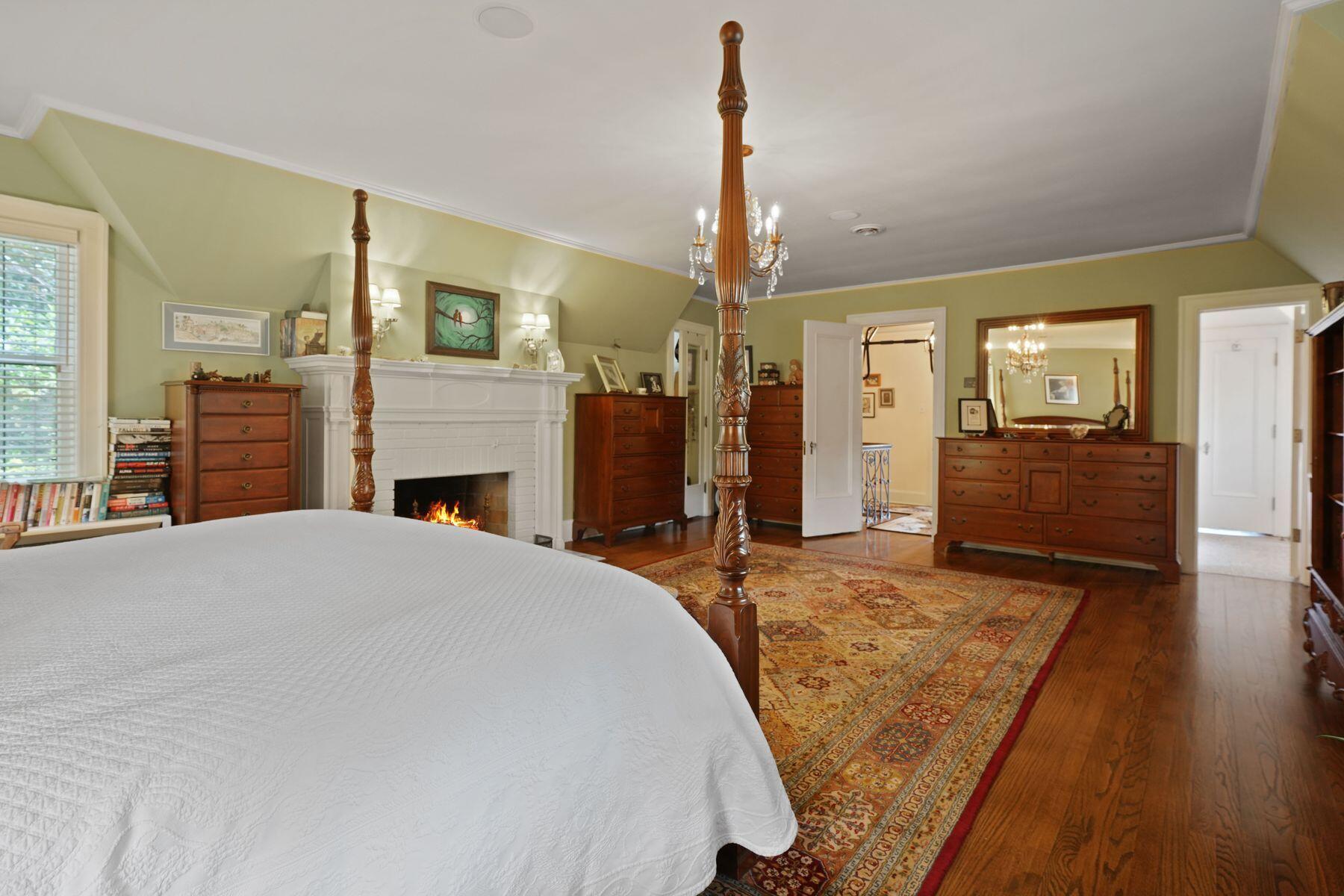 312 N Vincennes Cir