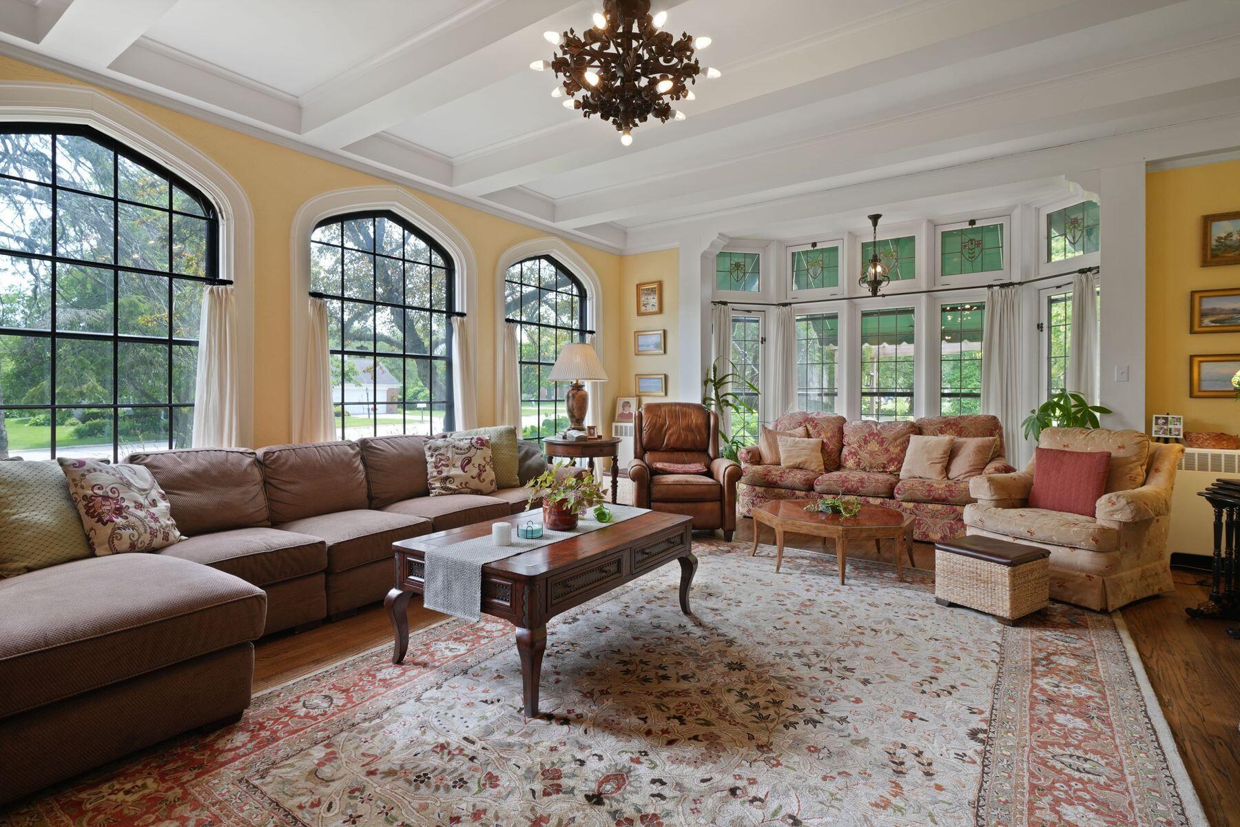 312 N Vincennes Cir