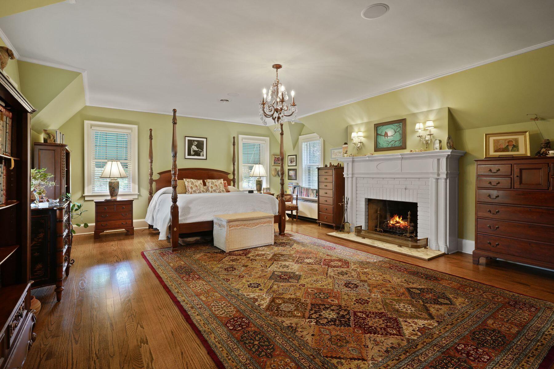 312 N Vincennes Cir