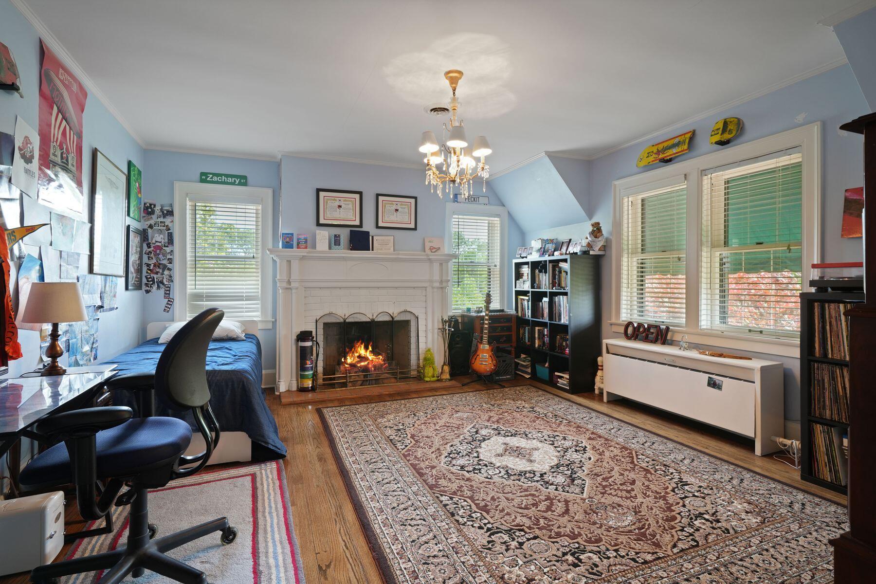 312 N Vincennes Cir