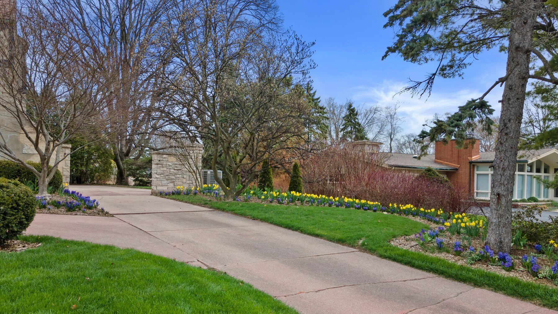 312 N Vincennes Cir