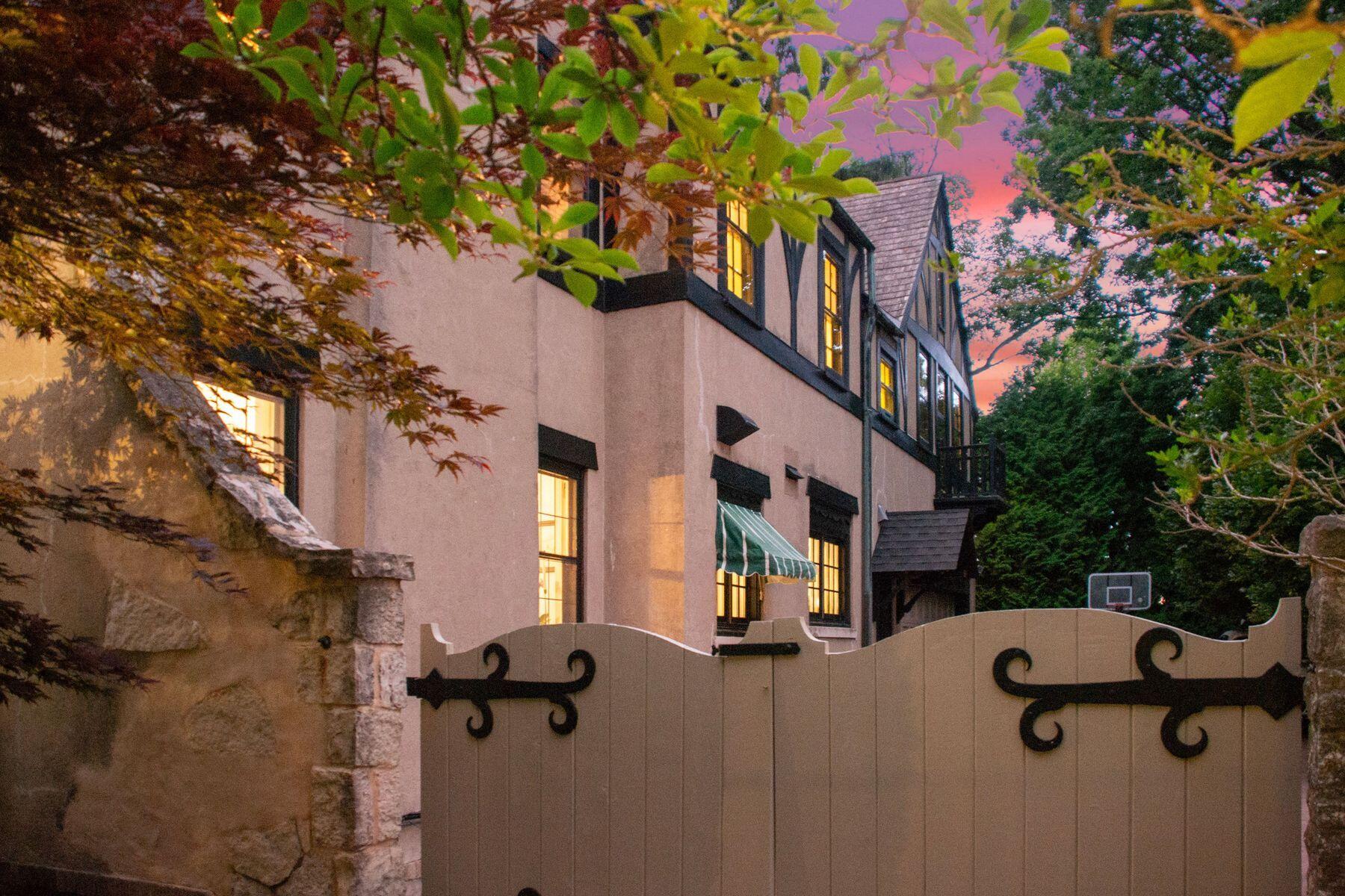312 N Vincennes Cir