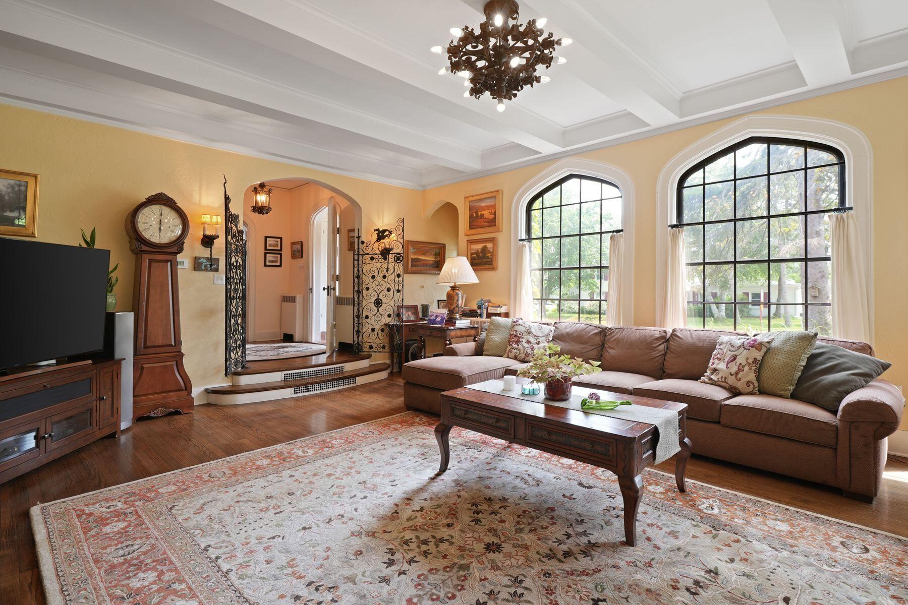 312 N Vincennes Cir