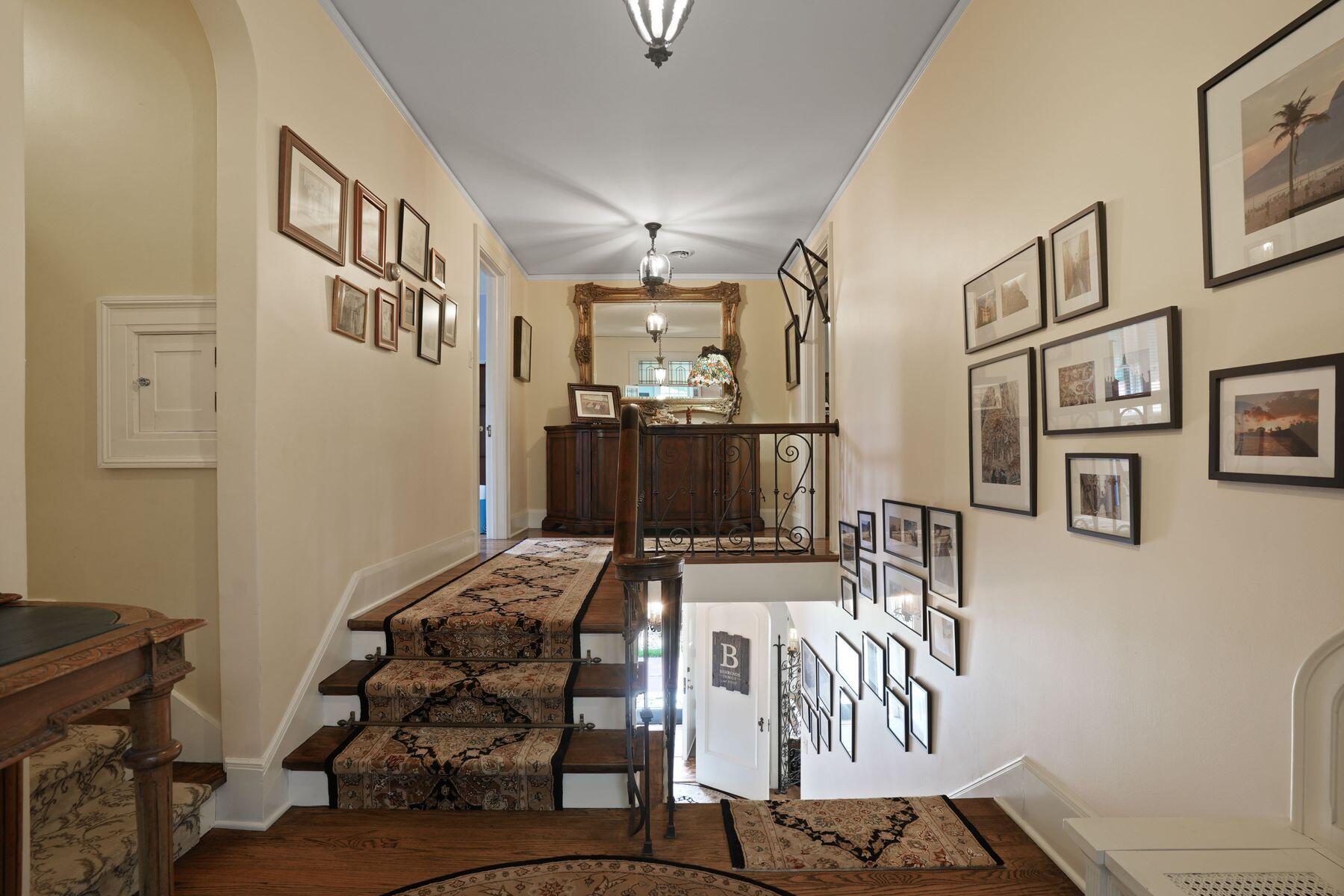 312 N Vincennes Cir