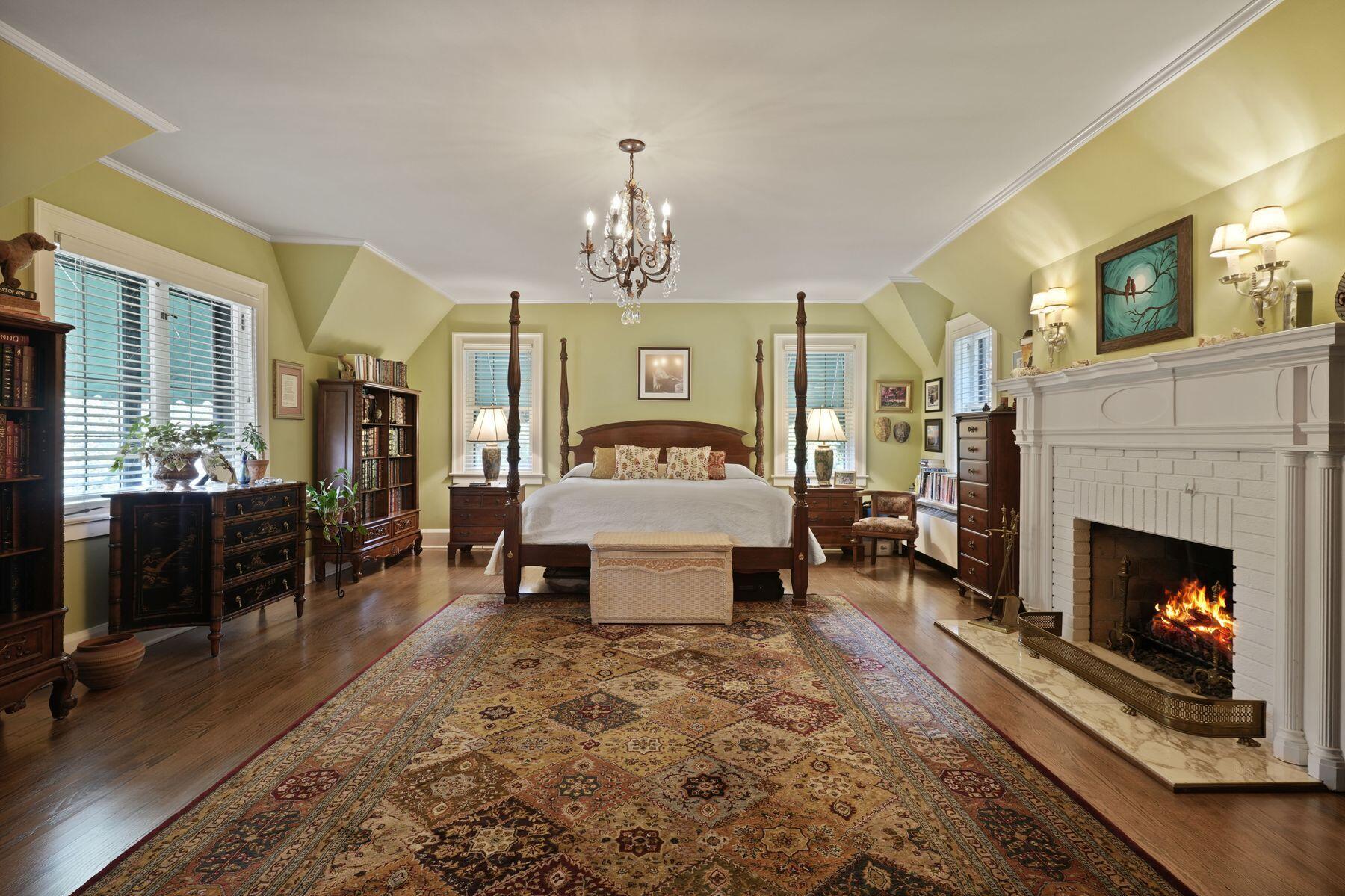 312 N Vincennes Cir