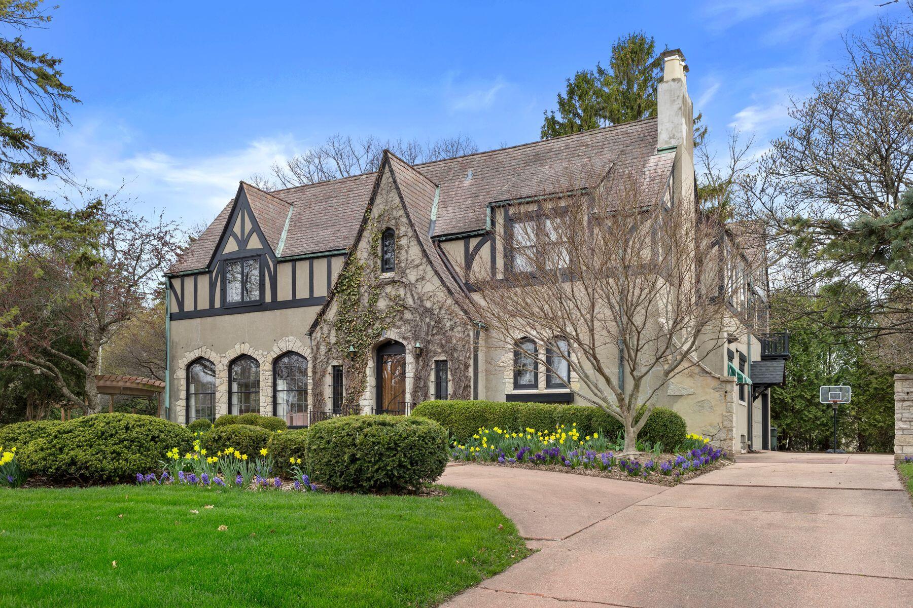 312 N Vincennes Cir