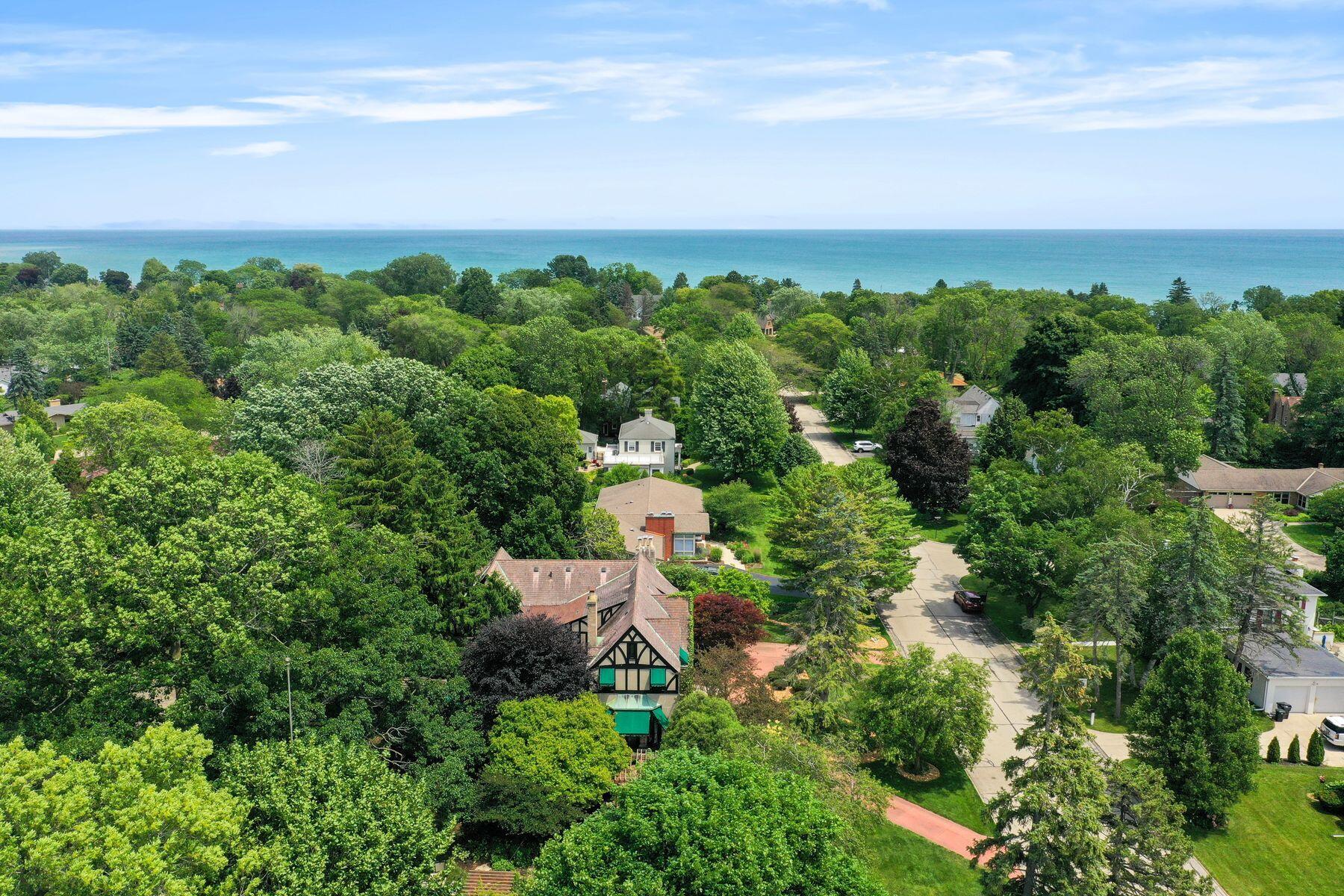 312 N Vincennes Cir