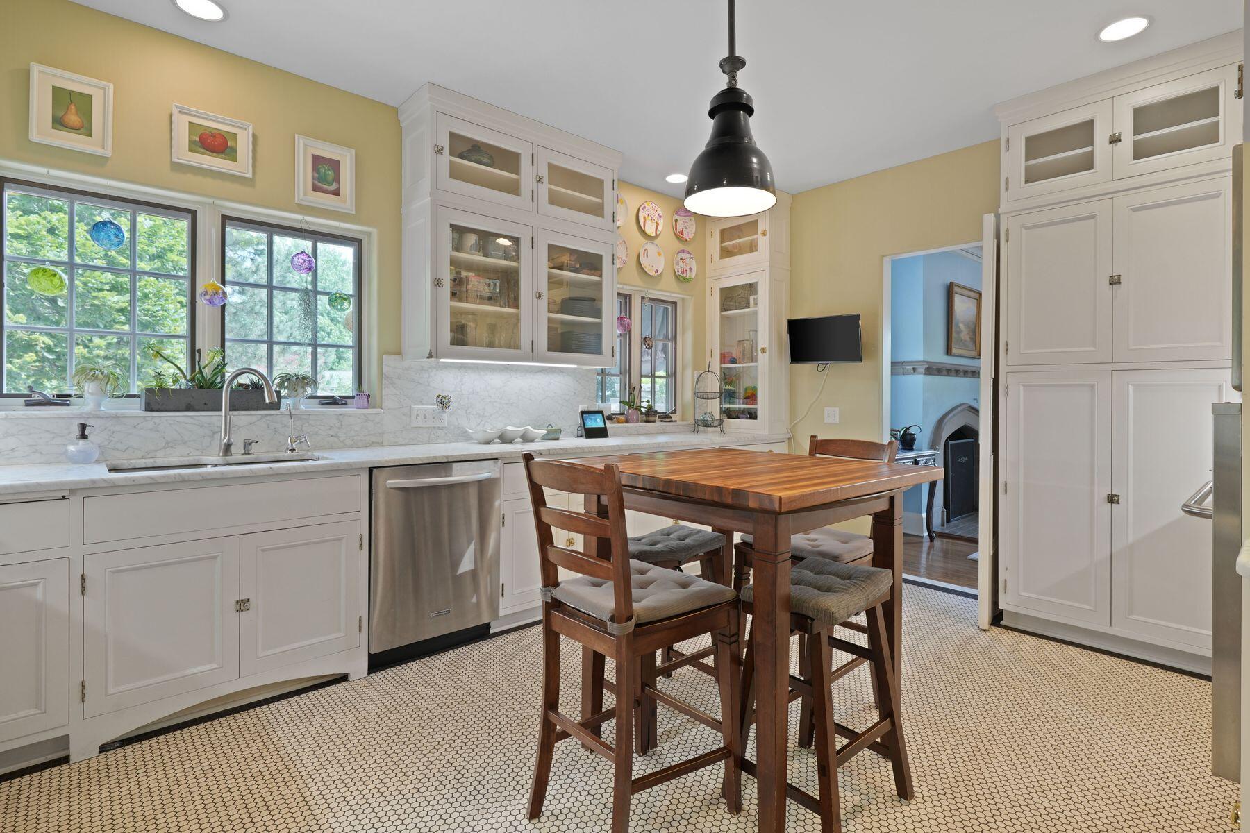 312 N Vincennes Cir
