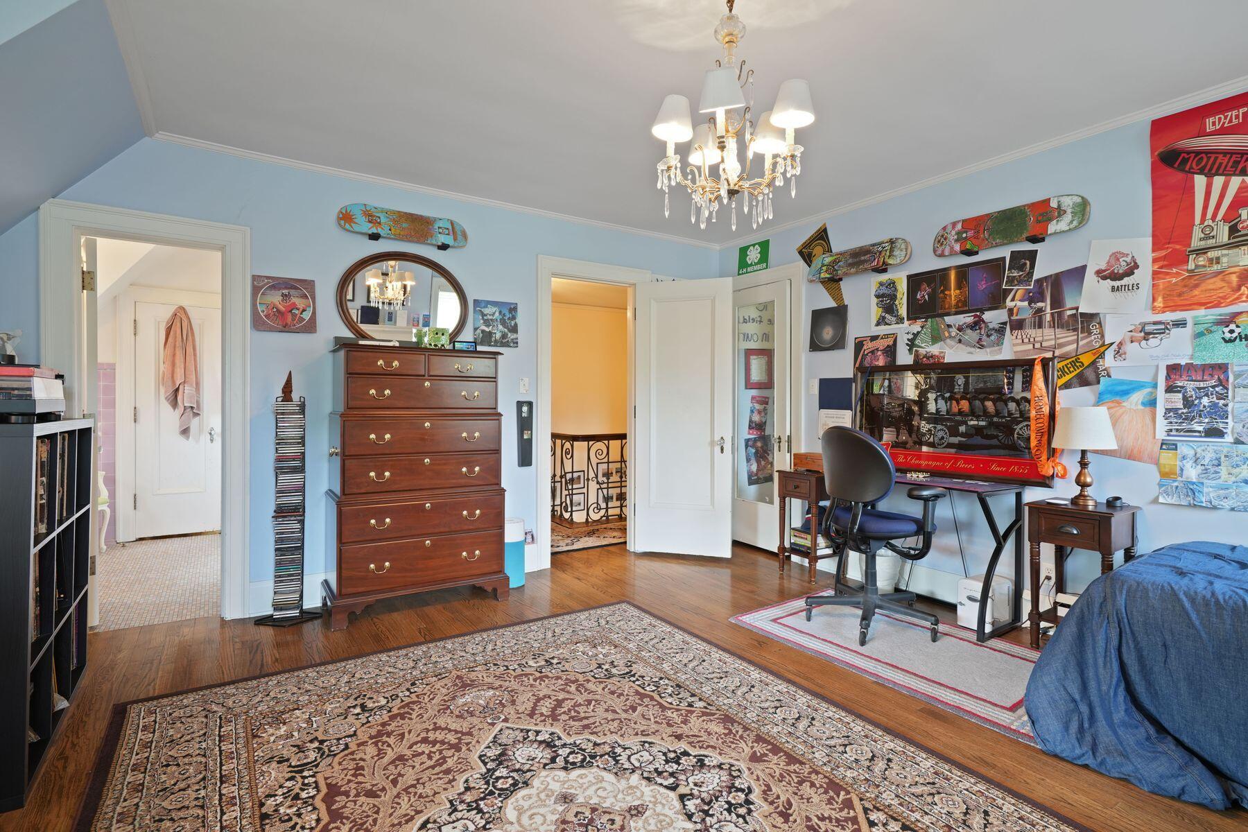 312 N Vincennes Cir