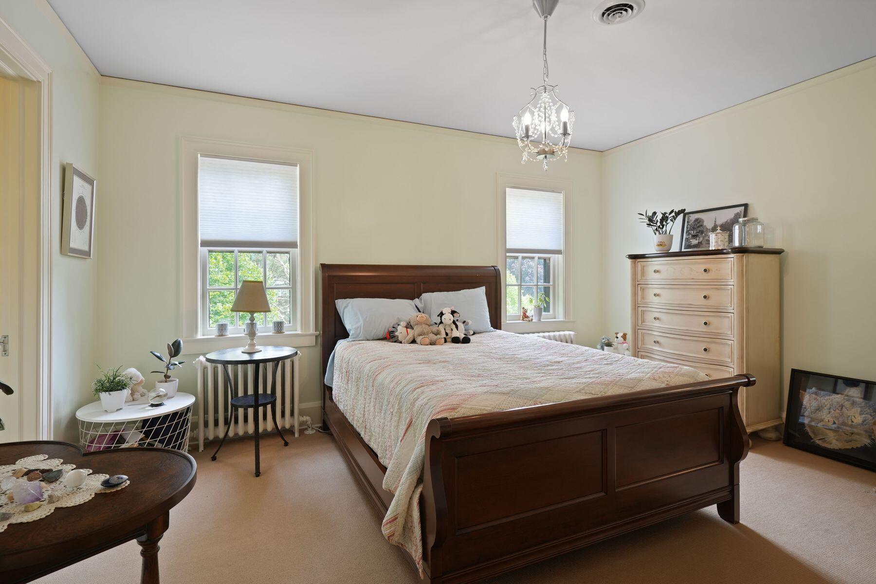 312 N Vincennes Cir
