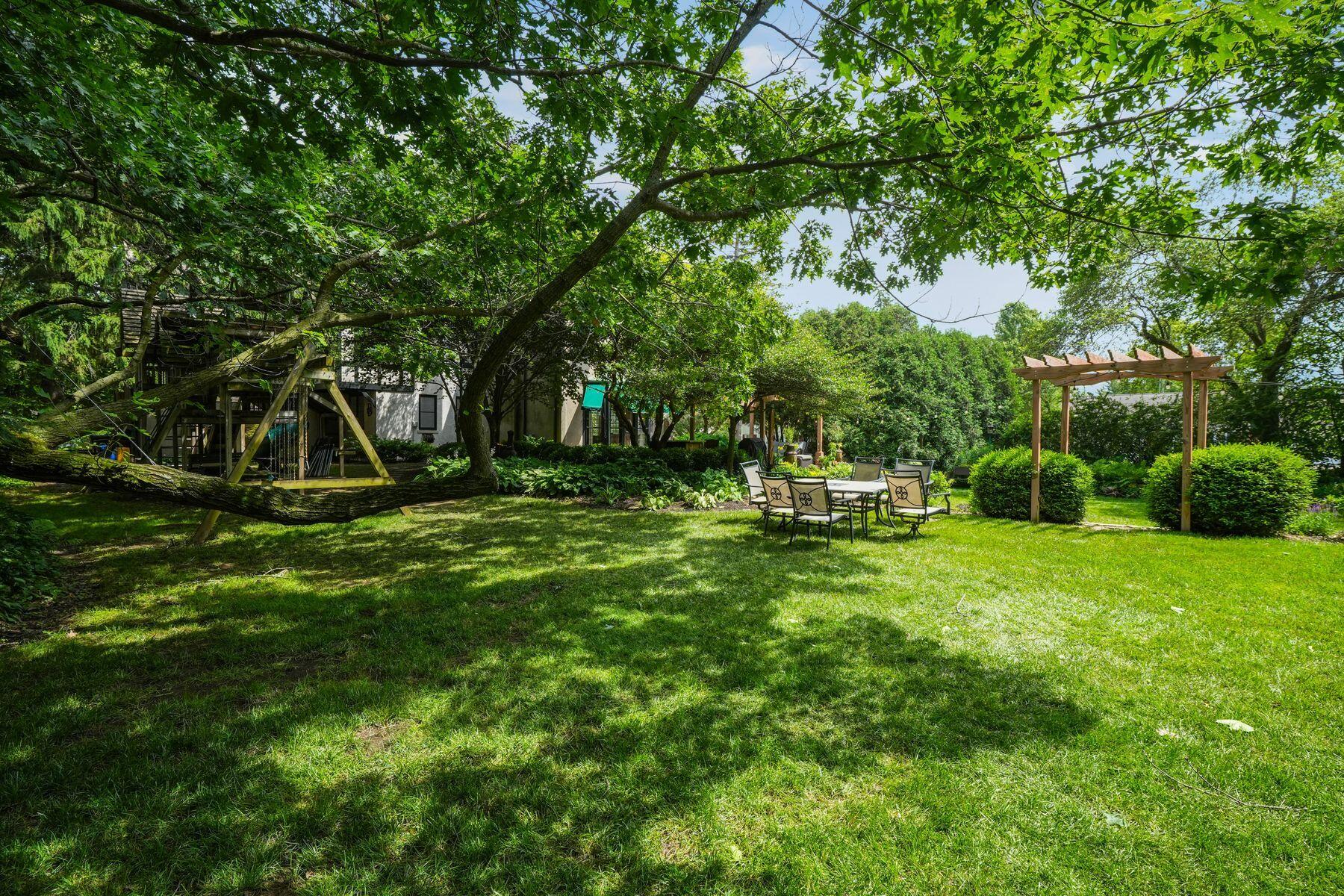 312 N Vincennes Cir