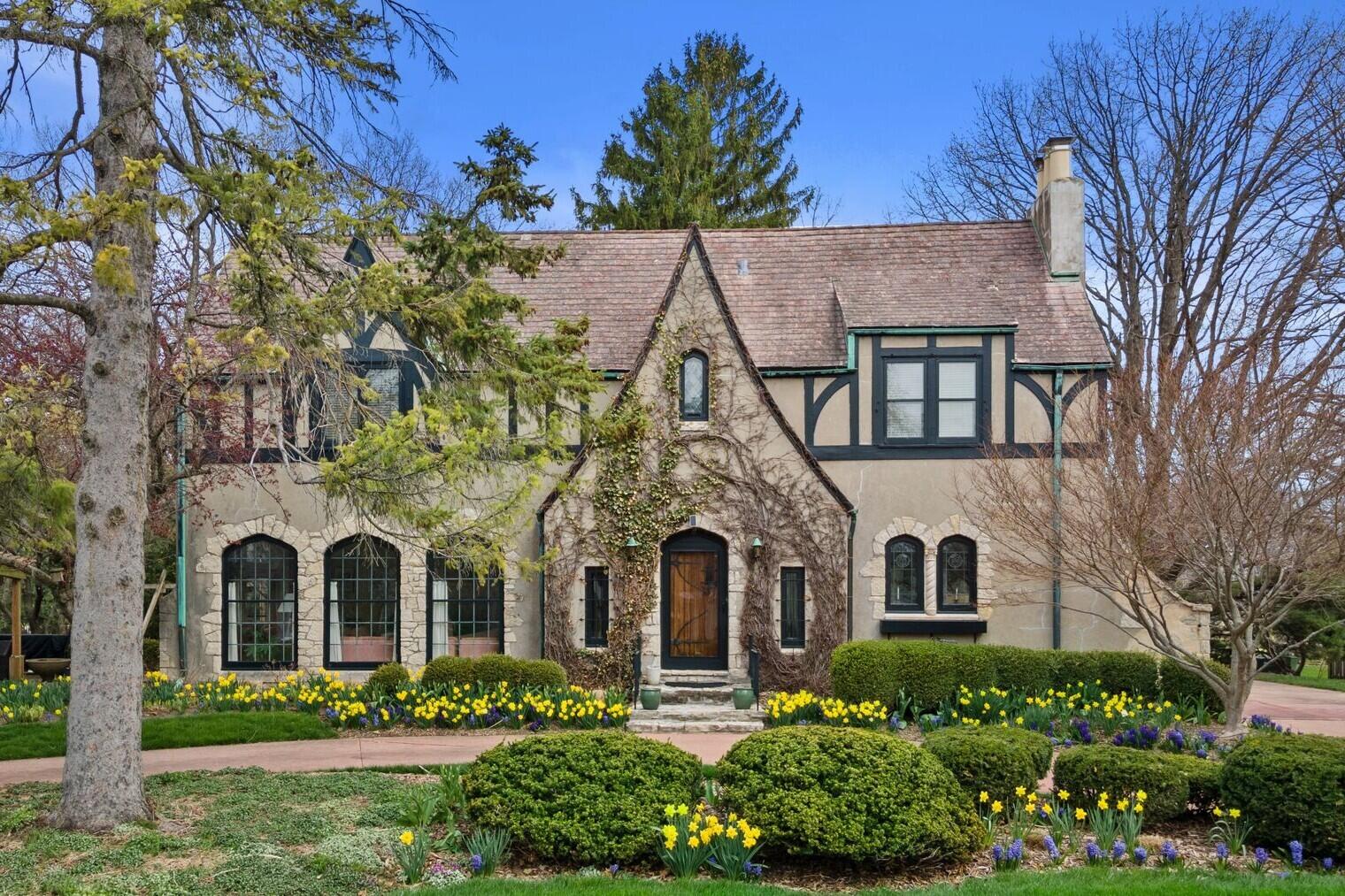 312 N Vincennes Cir