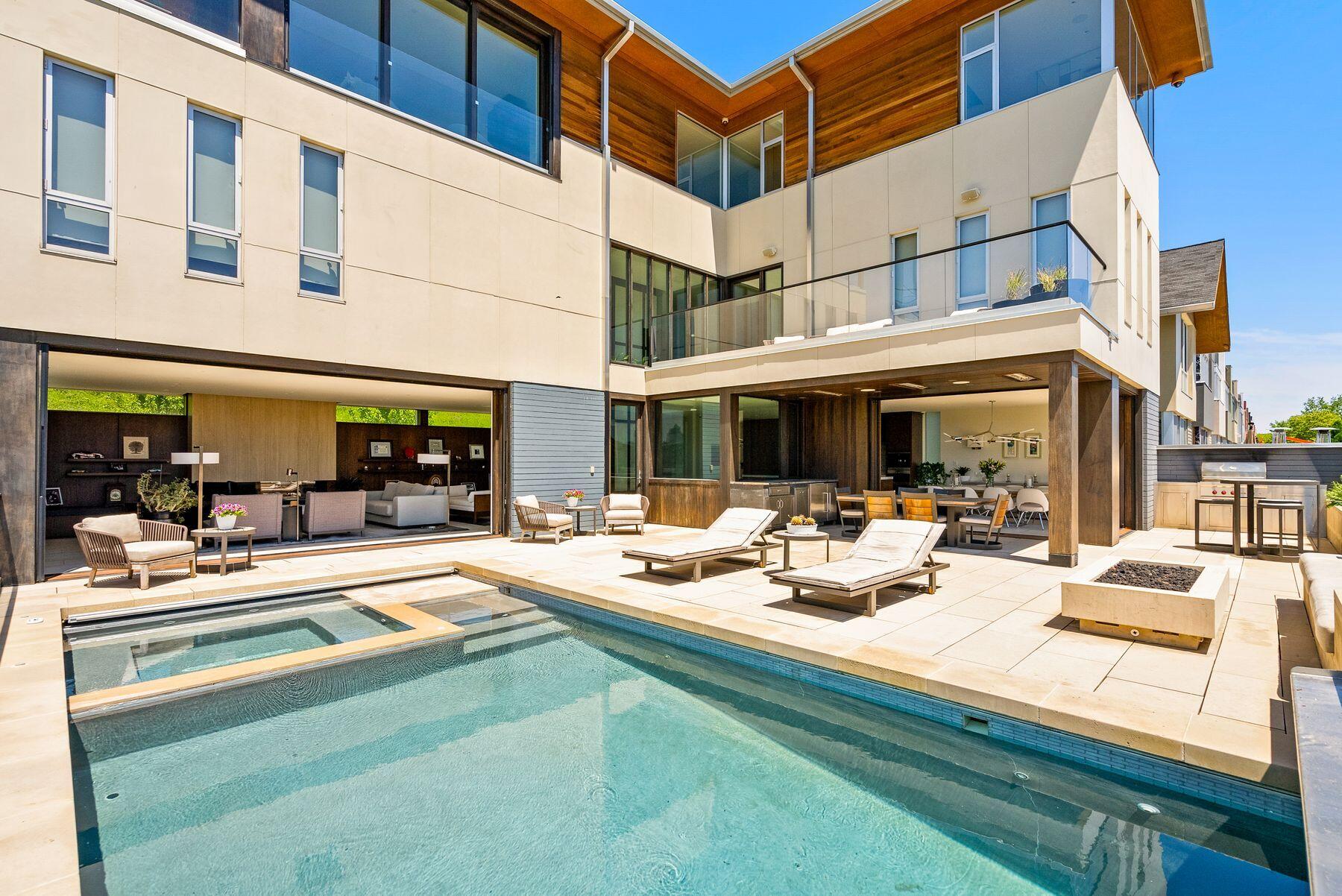 801 E Reservoir Ave